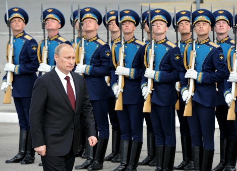 De aangekondigde sancties tegen Rusland gaan vrijdagavond in. Op aandringen van meerdere EU-lidstaten was de invoering uitgesteld wegens het staakt-het-vuren dat vrijdagmiddag in het Oosten van Oekraïne inging. Na het van kracht worden van de sancties kunnen grote energieconcerns als Gazprom nog maar dertig dagen geld lenen op de Europese kapitaalmarkt. Hiermee komen contracten om naar gas te boren in de Arctische Oceaan in gevaar. Ook komen er 24 nieuwe namen op de zogeheten zwarte lijst. Van personen en instellingen op deze lijst worden de tegoeden in de EU bevroren. De vierentwintig Russen wordt de toegang tot de EU geweigerd. De Europese leiders gaven vorige week aan dat de maatregelen mogelijk verzacht worden als de Russen bijdragen aan een duurzame oplossing van het conflict in Oekraïne. Na het afkondigen van het bestand tussen de pro Russische opstandelingen en de Oekrainse regering raakten de EU-lidstaten raakten verdeeld of nieuwe sancties nog in moesten gaan.