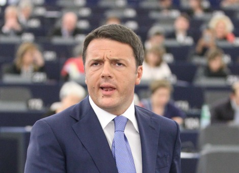 Analist Arne Petimezas van beursmakelaar AFS Group praat je bij. 1. De Italiaanse premier Matteo Renzi is op het Europese politieke toneel eindelijk bezig zijn reputatie als demolition man waar te maken. De 39-jarige premier van Italië pleitte woensdag in het Europees Parlement voor een flexibele interpretatie van de begrotingsregels en het verhogen van overheidsinvesteringen. Renzi kreeg hierop meteen forse kritiek en een lesje in het houden aan begrotingsdiscipline van Duitse kant. Maar Renzi liet zich niet uit het veld slaan en zei "niet bang te zijn van beledigingen of aanvallen van de verdedigers van de orthodoxie". Daarmee doelt hij op begrotingsdiscipline. Renzi wees er vervolgens fijntjes op dat Duitsland geen recht van spreken heeft omdat het afgelopen decennium jaren achtereen zelf in overtreding was van de begrotingsregels, omdat de toenmalige sociaaldemocratische regering de zwakke economie wilde ontzien en beschermen tegen pijnlijke structurele hervormingen die het aan het doorvoeren was. En Duitsland kreeg hiervoor de zegen van de toenmalige eurogroep-voorzitter Jean-Claude Juncker. En Renzi zei dat dat de reden is dat hij Juncker steunt als nieuwe voorzitter van de Europese Commissie. 2. Frankrijk toch. Volgens de inkoopmanagersindex van dataleverancier Markit was de economische groei in de eurozone in het tweede kwartaal waarschijnlijk het sterkste sinds het eerste kwartaal van 2011. De index wijst op bbp-groei van ongeveer 0,4 procent kwartaal-op-kwartaal doordat met name Duitsland en Spanje sterk groeien. En zou de Franse economie niet zijn gestagneerd, dan had de groei voor de gehele eurozone wel eens 0,6 procent of meer kunnen zijn geweest. Positief is daarnaast dat het Europese bedrijfsleven in juni de orderinstroom in recordtempo zag toenemen, een teken dat de groei in de tweede helft verder aan zou kunnen aantrekken. 3. Oud-president Nicholas Sarkozy heeft van zich afgebeten nadat hij in hechtenis was genomen door de politie op verdenking van machtsmisbruik en corruptie. Sarkzoy, die volgens peilingen de zittende president François Hollande met gemak zou verslaan, zei in een interview met Franse media dat de detentie bedoeld is om hem "te vernederen" en dat het onderzoek aantoont dat het justitieel systeem gepolitiseerd is. 4. Fed-voorzitter Janet Yellen is niet bang voor zeepbellen die de economie wederom om zeep helpen. In een toespraak bij het Internationaal Monetair Fonds woensdag in Washington zei ze dat zorgen over financiële stabiliteit geen reden zijn om het monetaire beleid te gaan verkrappen. Volgens Yellen werkt strengere regelgeving – het zogenoemde macroprudentieel beleid – veel beter om beleggers die markten naar zeepbelachtige niveaus opdrijven tot bedaren te brengen. En daarmee pareert Yellen kritiek van de aartsconservatieve Bank of International Settlements (de centrale bank van centrale banken), die recentelijk bepleitte dat centrale banken de rente gaan verhogen om er voor te zorgen dat markten eens een toontje lager gaan zingen. 5. De werkloosheid in Nederland gaat dalen. En niet zo'n beetje ook. Vanaf volgend moet van het kabinet ook het CBS over op de internationale definitie voor de werkloosheid. En volgens de internationale definitie, die ook gehanteerd wordt door het Europese statistiekbureau Eurostat, bedroeg de werkloosheid in mei 7,0 procent. Volgens de nationale CBS-definitie was dat 8,6 procent. Dat verschil komt vooral doordat de CBS-definitie van wanneer je werkloos bent veel strenger is dan de internationale definitie. Volgens het CBS ben je bijvoorbeeld ook werkloos als je een baan van minder dan 12 uur per week hebt, maar graag meer wilt werken. Volgens de internationale definitie ben je pas werkloos als je geen enkele uur werkt. 6. KPN gaat weer aan de dividenden nu de Europese Commissie groen licht heeft gegeven voor de verkoop van de Duitse mobiele divisie E-Plus aan Telefónica. Als de overname is afgerond, verwacht KPN over boekjaar 2014 een dividend van 0,07 euro per aandeel uit te keren, waarvan een deel wordt als interim dividend in augustus. En daarnaast moet het dividend over boekjaar 2015 hoger zijn dan 0,07 euro. 7. Bankiers, pas op uw bonussen. President Obama gaat vandaag in een interview met de Amerikaanse radio vandaag zeggen dat de bonuscultuur op Wall Street nog steeds een gevaar is voor de financiële stabiliteit, meldt persbureau Bloomberg. Bonussen zijn door de Dodd-Frank-wetgeving al aan banden gelegd, maar volgens Obama gaat het niet ver genoeg. Het probleem "vereist dat we gaan kijken of nog extra stappen kunnen gaan nemen", aldus de president. 8. De ECB zal vandaag naar alle waarschijnlijkheid het monetaire beleid ongemoeid laten nadat de centrale bank vorige maand verraste met een groter dan verwacht stimuleringspakket. De ECB gaat later dit jaar banken van nieuwe goedkope langlopende leningen voorzien. En omdat de ECB wil weten in hoeverre het stimuleringspakket effect sorteert, zal de centrale bank de komende tijd de kat uit de boom kijken. Houdt er dus rekening mee dat het de komende tijd voor de verandering eens rustig wordt rond de ECB. 9. Omdat het vrijdag Onafhankelijksheidsdag is in de VS, komen vandaag al de Amerikaanse banencijfers voor juni. Economen gepolst door persbureau Bloomberg rekenen op een gezonde banengroei van 215.000, min of meer gelijk aan het tempo van banengroei in de afgelopen jaren. De werkloosheid bleef waarschijnlijk staan op 6,3 procent. Wall Street kijkt vooral naar of de loongroei aantrekt in navolging van de hogere inflatie in de afgelopen maanden. Sterkere loongroei zou betekenen dat de Fed volgend jaar misschien eerder dan verwacht de rente moet gaan verhogen 10. Vanwege de belangrijke agendapunten later vanmiddag houden beurzen zich koest. Europese aandelen staan licht hoger, maar dat mag geen naam hebben. Arne Petimezas is analist bij financiële dienstverlener AFS Group. Deze bijdrage is niet bedoeld als advies tot het doen van individuele beleggingen.