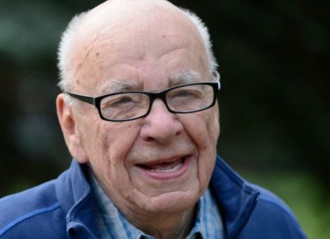 Mediamagnaat Rupert Murdoch wil het overnamebod op Time Warner verhogen. Zijn 21st Century Fox wil daarvoor gebruikmaken van de opbrengst uit de verkoop van zijn deel in de Duitse en Italiaanse tak van betaalzender Sky. Dat meldden ingewijden maandag. Het Amerikaanse Time Warner had eerder Murdoch de deur gewezen toen die met een overnamebod van 80 miljard dollar (59 miljard euro) op de proppen kwam. Murdoch is voor 57 procent eigenaar van Sky Duitsland en bezit 100 procent van de Italiaanse tak van de betaalzender. De Britse Sky Broadcasting Group (BSY) zou in verregaande onderhandeling zijn met Murdoch over de overname. De deal zou binnen 2 weken beklonken moeten zijn. Met de verkoop is een bedrag gemoeid van 10 miljard euro. Nieuwe mediagigant Door een eventuele samensmelting van Time Warner met Murdochs 21st Century Fox zou een mediakolos kunnen ontstaan met een geschatte jaaromzet van 65 miljard dollar. Het zou grote televisiebedrijven als Fox en TNT onder één dak brengen, samen met onder meer betaalzender HBO en en de filmstudio's 20th Century Fox en Warner Bros. Opsplitsing News Corp Murdoch bouwde zijn imperium News Corp op door gedurfde overnames, waarbij overigens lang niet altijd positief werd gereageerd op de eerste toenadering. Vorig jaar knipte hij de film- en televisiedivisie los van de kranten- en boekentak, die minder winstgevend is en bovendien door een Britse afluisterschandaal in opspraak was geraakt. Ook Time Warner ontstond in de jaren ’80 uit een fusie. Het bedrijf werd in 2000 al eens voor 165 miljard dollar overgenomen door America Online (AOL), maar die fusie liep uit op een mislukking doordat een jaar later de technologiezeepbel uiteenspatte.