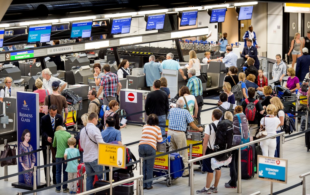 Schiphol beleeft vrijdag de drukste dag van het jaar. Zo'n 190.000 reizigers doen naar verwachting de luchthaven aan. Dat zijn er meer dan vorig jaar, toen op deze dag ruim 180.000 mensen via het vliegveld reisden. Volgens een woordvoerster komt dat mogelijk doordat het economisch weer wat beter gaat. In de ochtend is het vrijdag het drukst op de luchthaven. Reizigers moeten rekening houden met langere wachttijden. Schiphol adviseert ze zich goed voor te bereiden. Zo kunnen ze thuis alvast inchecken en moeten ervoor zorgen dat ze op tijd op de luchthaven zijn.