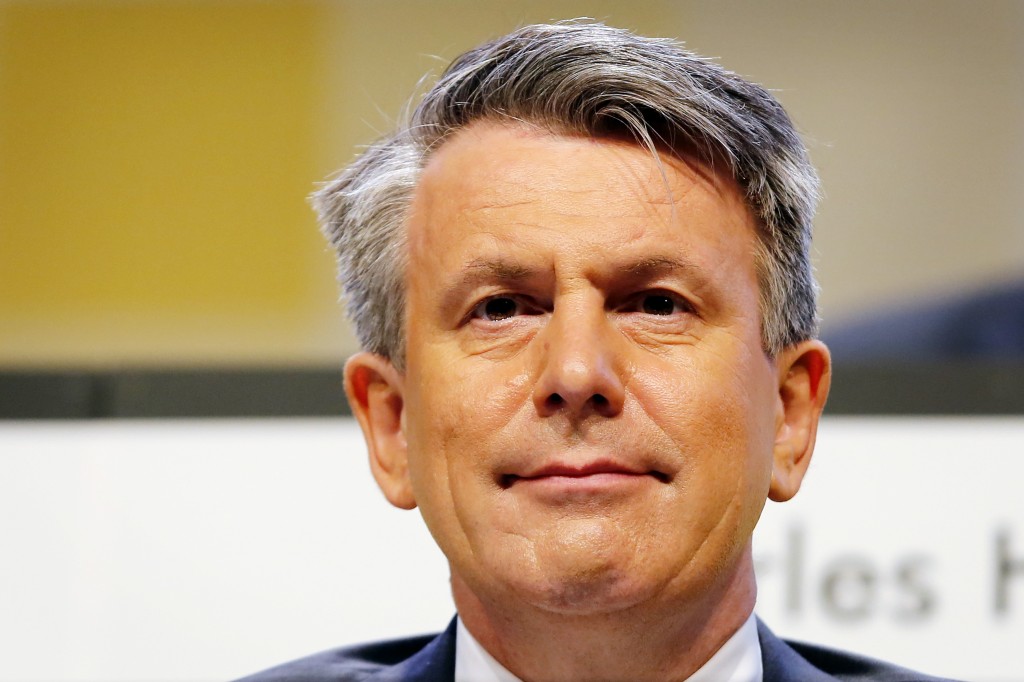 Shell's nieuwe topman Ben van Beurden maakt duidelijk indruk op beleggers. De zwaargewicht in de AEX-Index was in de eerste helft van 2014 ook het best presterende fonds onder de voornaamste Amsterdamse beursbedrijven. Voor aandelenbeleggers kan 2014 vooralsnog niet echt een spannend beursjaar worden genoemd. De AEX-index die de prestaties van de 25 belangrijkste beursbedrijven op het Damrak meet, steeg met een schamele 2,8 procent. Een scherp contrast met de koerswinst van 17,2 procent die in 2013 werd neergezet. Maar het kan nog verkeren. Want afgelopen jaar werd de koerswinst voor de AEX vrijwel volledig in de tweede jaarhelft geboekt. In 2013 stond er na een half jaar een plusje van 1,4 procent op de borden.