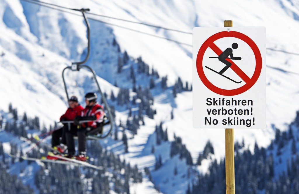 Niet echt een zomeronderwerp. Maar skiland Oostenrijk is op de vingers getikt door de Europese Commissie. Tirol blijkt buitenlandse skileraren te discrimineren. Oostenrijk is een skigrootmacht bij uitstek. Met 114 Olympische medailles op het onderdeel alpineskieën is het land de absolute nummer één in de wereld op dit onderdeel. Maar volgens de Europese Commissie valt er nog wel wat aan te merken op de skillessen in Oostenrijk. Uit een donderdag gepubliceerd bericht blijkt dat Brussel zich opwindt over de ongelijke behandeling van skileraren in Oostenrijk. Dat wil zeggen: de achterstelling van buitenlanse ski-instructeurs.