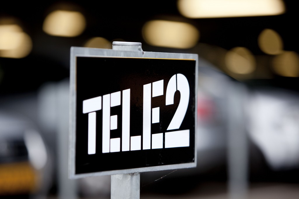 De Autoriteit Consument & Markt (ACM) heeft het bezwaar van telecomaanbieder Tele2 tegen een last onder dwangsom voor het verkeerde gebruik van mobiele nummers afgewezen. Dat heeft de toezichthouder dinsdag bekendgemaakt. ACM bepaalde eerder dat Tele2 moet stoppen met het gebruik van 06-nummers voor andere doeleinden dan mobiele telefonie. De toezichthouder legde het bedrijf in maart een last onder dwangsom op van 25.000 euro per dag, met een maximum van 250.000 euro. Daar had Tele2 bezwaar tegen gemaakt. Gedurende de bezwaartermijn werd de last onder dwangsom opgeschort. De ACM stelde eerder vast dat aan Tele2 uitgegeven 06-nummers soms worden gebruikt door apparatuur op een vaste locatie ten behoeve van sms-verkeer met mobiele telefoons. Bijvoorbeeld voor sms-berichten tussen piloten en een computerserver met informatie over hun vertrektijden. Voor dit soort gebruik zijn andere nummers beschikbaar: 097-nummers. ACM zegt over het juiste gebruik van 06-nummers te waken om te voorkomen dat deze nummers sneller opraken, waardoor uiteindelijk langere nummers of andere nummerreeksen moeten worden gebruikt.