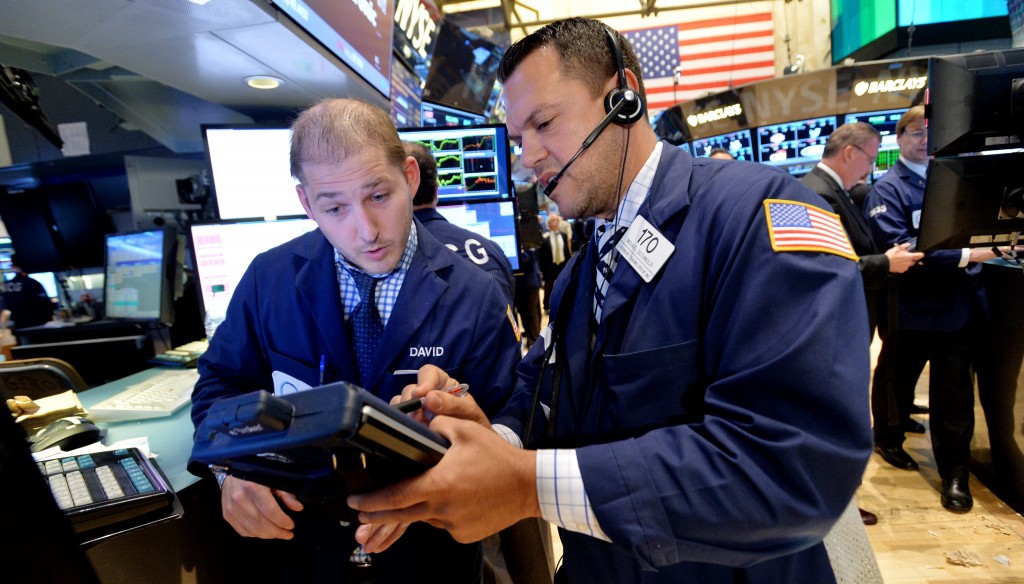 De aandelenbeurzen op Wall Street zijn donderdag met flinke verliezen geopend. Beleggers in New York volgen daarmee de negatieve teneur op de Europese beurzen, waar de verliezen in de middaghandel verder opliepen. Enkele minuten na de opening stond de Dow-Jonesindex 0,9 procent in de min op 16.837 punten. De brede S&P 500 zakte ook 0,9 procent, tot 1954 punten. Technologiegraadmeter Nasdaq verloor 1,5 procent tot 4354 punten.
