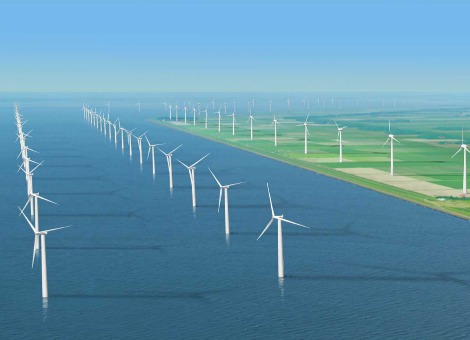 De financiering van Windpark Westermeerwind is rond. 18 jaar nadat het plan voor het windpark in het IJsselmeer ontstond, kan worden begonnen met de aanleg. Dat maakten betrokken partijen vrijdag bekend. Een groep banken onder leiding van ING en Rabobank treedt op als financiers. Met de financiering is een bedrag van rond de 320 miljoen euro gemoeid. Siemens gaat het park bouwen en onderhouden voor een periode van 15 jaar. Verschillende Nederlandse bedrijven doen mee, waaronder een consortium van Ballast Nedam en Mammoet. De contractwaarde voor dit consortium bedraagt circa 60 miljoen euro. Eneco Het park bestaat uit 48 windturbines die langs de dijken van de Noordoostpolder in het water van het IJsselmeer komen te staan. Energiebedrijf Eneco gaat 15 jaar lang de stroom afnemen. De capaciteit van het park is goed voor 160.000 huishoudens. Het park moet er in maart 2016 in zijn geheel staan, maar de verwachting is dat eind 2015 de eerste windmolens al stroom gaan leveren. Initiatief Windpark Westermeerwind komt er op initiatief van projectontwikkelaar Westermeerwind, een onderneming die in 1996 door twee agrariërs en windpioniers uit de Noordoostpolder werd opgericht. Inwoners van de Noordoostpolder, Urk en Lemsterland kunnen vanaf 2017 financieel deelnemen in het windpark door aandelen en obligaties te kopen. De bouw van het windpark start direct na de zomervakantie. Begonnen wordt met een transformatiestation en een kabeltracé op land. Volgend jaar maart starten de werkzaamheden op het water. Volgens bestuurder Bernard Fortuyn van Siemens Nederland levert het project tijdens de bouwfase zo'n 150 extra banen in de regio op en daarna gedurende 15 jaar werkgelegenheid voor ongeveer 30 technici en andere vaklieden.