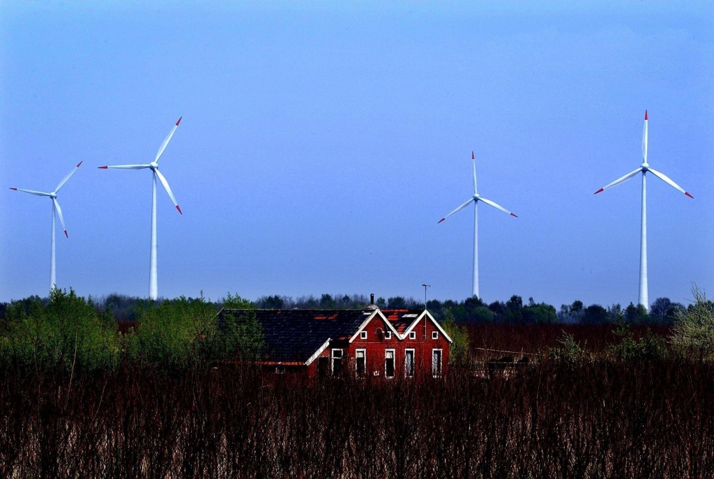 Windenergie krijgt extra subsidie. Niet om te concurreren met fossiele brandstoffen, maar om overlast te beperken. Ongeveer 400 huizen die vlakbij windmolens staan en last hebben van geluidsoverlast, kunnen een subsidie krijgen om hun woning te isoleren tegen het geluid. Dat maakte staatssecretaris Wilma Mansveld (Infrastructuur en Milieu) donderdag bekend.