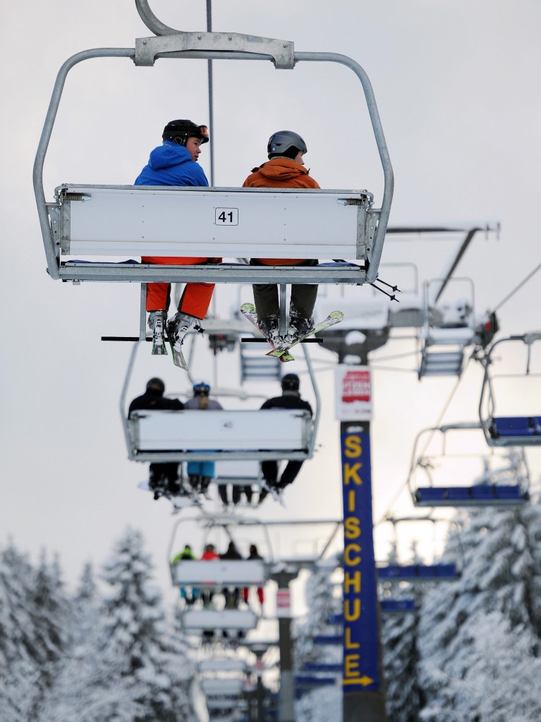 Duitse toeristenplaatsen willen Nederlanders compenseren, als de geplande tol op autowegen doorgaat. Als het aan de Duitse wintersportplaats Winterberg ligt hoeven Nederlanders niet massaal thuis te blijven als de omstreden tolplannen van de Duitse verkeersminister Alexander Dobrindt doorgaan. De graag geziene gasten uit het westen moeten compensatie kunnen krijgen in de vorm van tegoedbonnen voor kopjes koffie met appeltaart en goedkopere liftkaarten, zegt voorzitter Michael Beckmann van het regionale toeristenbureau Ferienwelt Winterberg.