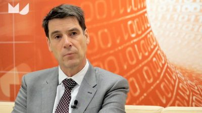 teulings coen De lage rente vormt momenteel het grootste probleem voor de wereldeconomie. Ongewone maatregelen, zoals het streven naar een hogere inflatie zijn nodig om verbetering te brengen. Dat stelt voormalig CPB-directeur Coen Teulings, hoogleraar aan de universiteit van Cambridge en de UvA, in een video-interview met discussieplatform Me Judice. De zogenoemde reële rente, die wordt berekend als het verschil tussen van marktrentes (op obligatieleningen, spaargeld enz.) en de inflatie daalt al jaren, maar kan momenteel nauwelijks verder zakken, omdat de basisrente van de grote centrale banken al dicht bij nul zit en ook de inflatie een dalende trend vertoont, in ieder geval in Europa.
