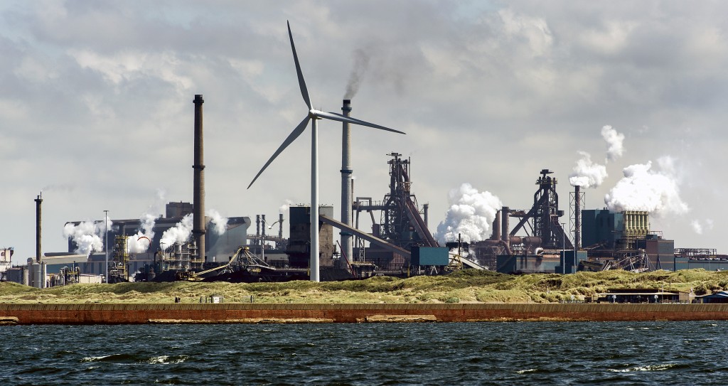 De winst van Tata Steel is in het eerste kwartaal van het gebroken boekjaar 2014/2015 met ruim 70 procent gedaald, onder meer door een forse post aan eenmalige lasten. Dat blijkt uit de cijfers die de eigenaar van de hoogovens in IJmuiden woensdag bekendmaakte. De nettowinst daalde van 11,4 miljard roepie (139,4 miljoen euro) tot 3,4 miljard roepie. Tata meldde 2,6 miljard roepie aan eenmalige lasten, maar gaf daarover geen details. De omzet steeg juist, van 32,8 miljard roepie tot 36,4 miljard roepie. Volgens Tata presteerden de Indiase onderdelen van het bedrijf opnieuw sterk, terwijl de situatie in Europa verbeterde. Het bedrijf verscheepte in totaal bijna 6,5 miljoen ton staal in vergelijking met iets minder dan 6,1 miljoen ton een jaar eerder.