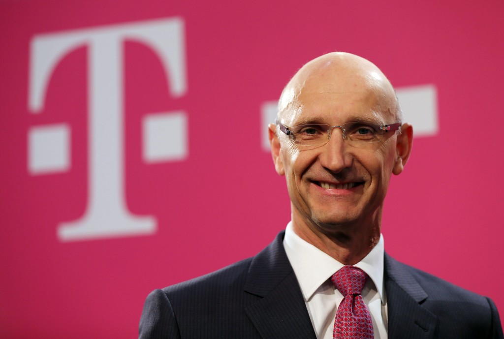 Deutsche Telekom heeft in het tweede kwartaal meer winst behaald dan een jaar eerder, onder meer dankzij het binnenhalen van nieuwe klanten in Duitsland. Dat maakte het grootste telefonieconcern van Europa donderdag bekend. Het bedrijfsresultaat steeg met 0,3 procent naar 4,43 miljard euro. De omzet kwam uit op 15,1 miljard euro. Op de Duitse thuismarkt breidde Deutsche Telekom zijn marktaandeel verder uit door 275.000 nieuwe klanten aan te trekken. De nettowinst van het bedrijf klom met 34 procent tot 711 miljoen euro, geholpen door een buitengewone bate uit een overeenkomst met Verizon Communications in de Verenigde Staten. Deze week werd nog gemeld dat het Amerikaanse Sprint de gesprekken over een overname van T-Mobile US heeft gestaakt. T-Mobile US is het Amerikaanse dochterbedrijf van Deutsche Telekom. Het Franse Iliad is inmiddels met een bod gekomen om T-Mobile US in handen te krijgen.