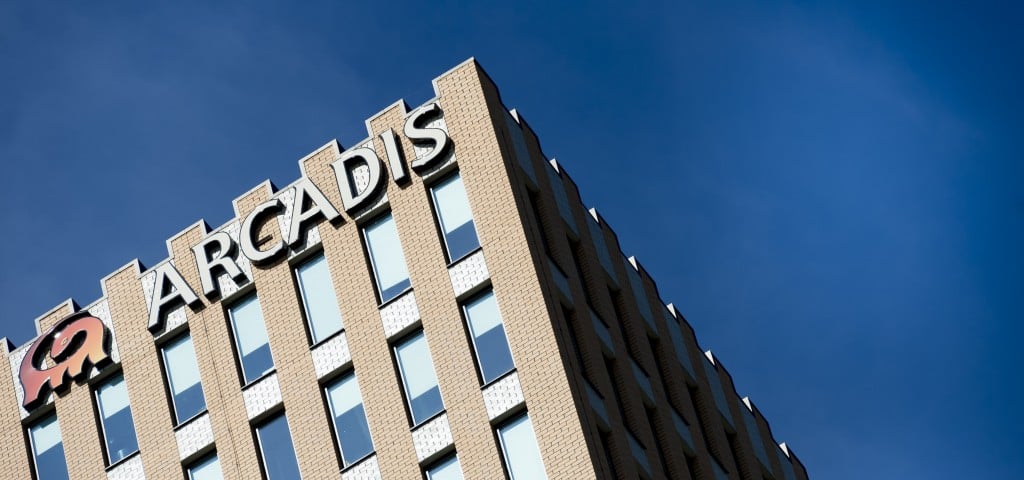 Het hogere bod van Arcadis op het Britse adviesbureau Hyder Consulting komt niet als een verrassing. Dat schrijft ING in een rapport vrijdag naar aanleiding van de bekendmaking van Arcadis donderdag nabeurs. Arcadis heeft zijn overnamebod op Hyder Consulting, een specialist in wolkenkrabbers en bruggen, verhoogd tot 730 pence per aandeel en weet zich opnieuw gesteund door het bestuur van de Britse branchegenoot. Arcadis bracht op 31 juli een bod uit van 650 pence per aandeel Hyder, maar zag dat een week later overtroffen door het Japanse adviesbureau Nippon Koei, dat 680 pence per aandeel op tafel legde. Volgens ING is Arcadis nu goed gepositioneerd om Hyder over te nemen, maar dat is nog niet helemaal zeker, aldus de bank. Nippon Koei heeft laten weten zijn positie te overwegen en te zijner tijd met een verklaring te zullen komen. ING heeft een hold-advies voor Arcadis, dat vrijdagochtend om 10.00 uur 1,9 procent lager stond op 23,15 euro.