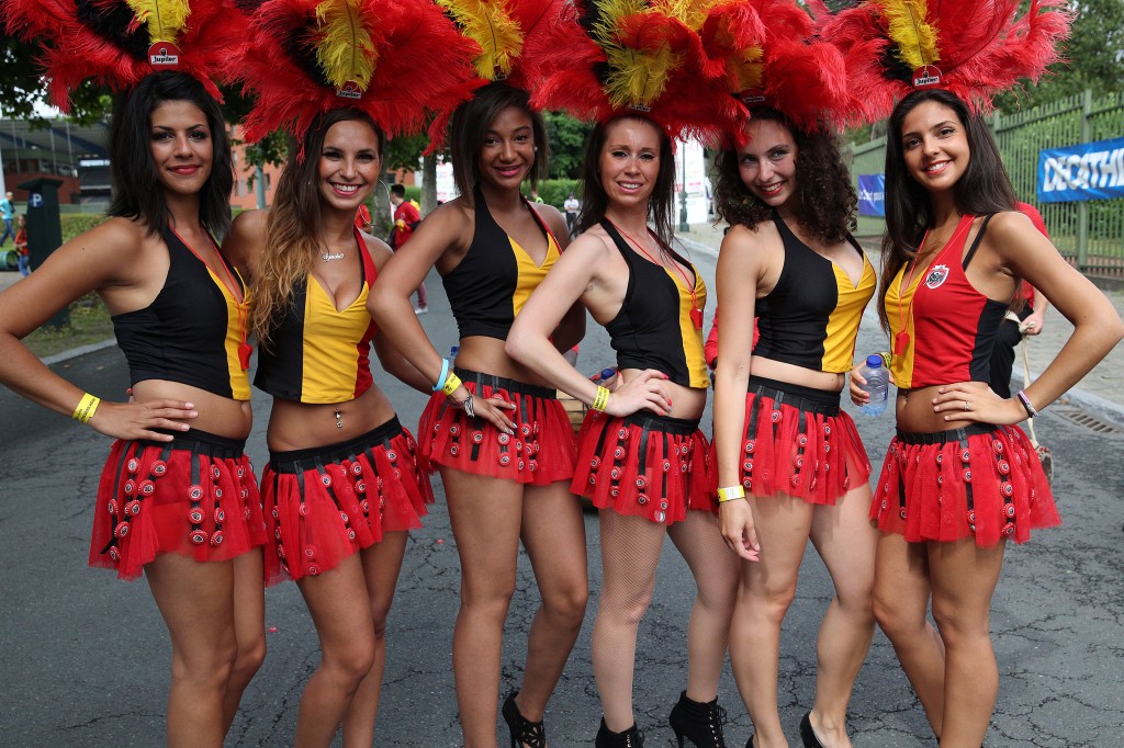 De Belgische voetbalbond heeft zich tijdens het WK in Brazilië flink op kosten gejaagd door onnodig een hotel voor de spelersvrouwen te boeken. Dat meldden Belgische media vrijdag. Toen bondscoach Marc Wilmost bekendmaakte geen vrouwen te verwelkomen tijdens het WK, had de KBVB al een hotel geboekt voor de echtgenotes en vriendinnen van de spelers. De bond vergat de reservering te annuleren, waardoor de verblijfskosten van in totaal 300.000 euro nu alsnog dienen te worden betaald. Het totale plaatje van onnodig gemaakte kosten liep verder op doordat de Rode Duivels meerdere kamers ongebruikt lieten in het luxueuze Paradise Resort in Mogi das Cruzes en minder gebruikt maakten van gereserveerd vervoer dan voorzien. De kwestie heeft tot spanningen geleid binnen de bond, temeer daar de directeuren recht menen te hebben op een gezamenlijke bonus van 250.000 à 300.000 euro voor het succesvol verlopen WK. In Brazilië kwam het Belgische elftal tot de kwartfinale en haalde daarmee 1 miljoen euro binnen.