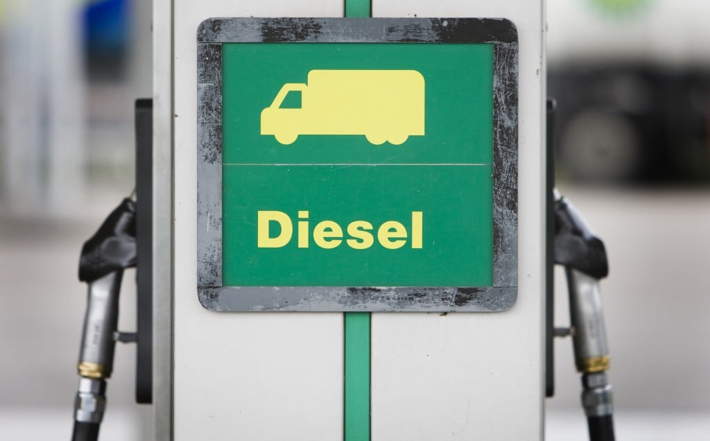 Er wordt dit jaar veel minder diesel en LPG verkocht als gevolg van de accijnsverhogingen. Dit verwacht de BOVAG op basis van cijfers van het Centraal Bureau voor de Statistiek over de brandstofverkopen. Volgens de BOVAG zal er dit jaar 6,76 miljard liter diesel worden verkocht, 508 miljoen liter minder dan vorig jaar. De afzet van LPG komt uit op 398 miljoen liter, 102 miljoen liter minder dan vorig jaar. De forse dalingen zijn volgens de brancheorganisatie vrijwel geheel toe te schrijven aan de accijnsverhogingen per 1 januari. Het brengt met name pomphouders in de grensstreek in moeilijkheden. Bovendien levert de accijnsverhoging volgens de BOVAG ook niet de verwachte extra inkomsten voor de staat op. In plaats van een opbrengst van 280 miljoen euro zou het zelfs voor drie miljoen euro minder opleveren. Staatssecretaris Wiebes van Financiën wilde vandaag nog niet op de cijfers reageren. BOVAG en belangenvereniging BETA hebben de staat aansprakelijk gesteld voor de omzetverliezen van pomphouders in de grensstreek. De schade wordt geschat op 200.000 euro per tankstation. Daardoor kan de schadeclaim oplopen tot 80 miljoen euro. Overigens zouden er momenteel plannen zijn om de prijs van diesel in België te verhogen. Dat zou voor de pomphouders in de grensstreek een opsteker zijn zo liet BETA weten. meer autonieuws op Carros.nl