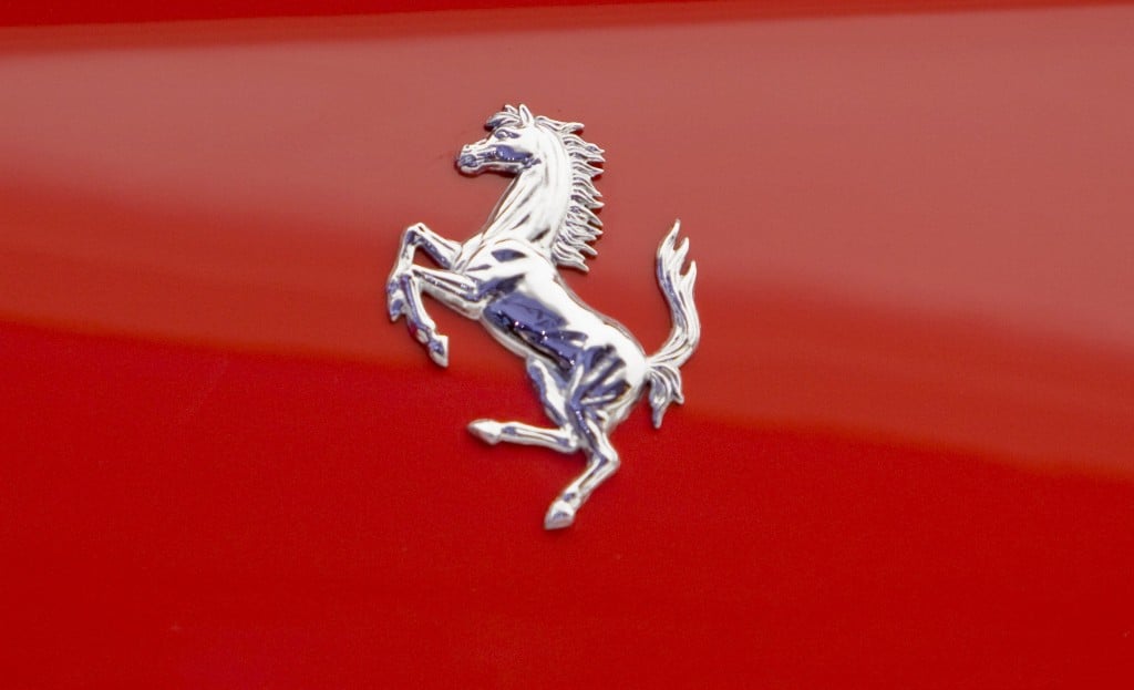 De Italiaanse sportwagenbouwer Ferrari heeft van de Amerikaanse verkeersveiligheidsdienst een boete gekregen van 3,5 miljoen dollar (2,8 miljoen euro) vanwege het niet naleven van regels. Dat maakte de National Highway Traffic Safety Administration vrijdag bekend. Ferrari krijgt de boete omdat er geen melding werd gemaakt van drie dodelijke ongelukken en verplichte veiligheidsrapporten niet werden ingediend bij de autoriteiten. Ook gaf Ferrari de klachten van klanten niet door. Met die informatie willen de autoriteiten bekijken of er eventuele technische gebreken zijn met voertuigen van autoproducenten. Dit speelde bij Ferrari sinds 2011. Ferrari gaf aan dat de regels per ongeluk niet werden nageleefd en zal nu alle procedures volgen. Woensdag werd nog bekend dat Ferrari wordt afgesplitst van het Italiaans-Amerikaanse moederbedrijf Fiat Chrysler en een aparte beursnotering krijgt.