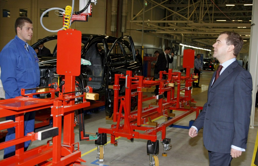 De Amerikaanse autofabrikant General Motors (GM) schroeft zijn productie in Rusland terug, als gevolg van een dalende vraag. Dat is het gevolg van de verslechterende Russische economie, veroorzaakt door het conflict van de Russen met Oekraïne. GM kondigde vrijdag aan dat de productie bij de autofabriek in Sint Petersburg per direct is opgeschort tot 12 september. Daarna zal de productie tot eind oktober nog drie keer worden stilgelegd. In totaal zullen de Russische fabrieken volgende maand slechts 4 dagen draaien en 8 dagen in oktober. De verkopen van personenauto's en lichte bestelwagens in Rusland daalde in de eerste 7 maanden van dit jaar met bijna 10 procent. In de maand juli versnelde de daling tot een min van 23 procent.