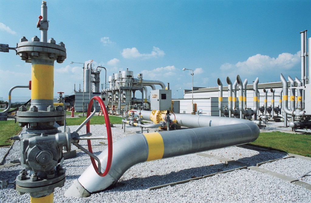 De Duitse regering heeft ingestemd met de verkoop van de olie- en gastak Dea van het Duitse energieconcern RWE aan LetterOne, het investeringsvehikel van de Russische miljardair Michaïl Fridman. Dat maakte LetterOne vrijdag bekend. Met de verkoop is een bedrag van 5,1 miljard euro gemoeid. Dea werd vorig jaar in de etalage gezet door RWE. De verkoop komt op een heikel moment vanwege de westerse sancties tegen Rusland in verband met de crisis in Oekraïne. In maart bereikte RWE, het moederbedrijf van het Nederlandse Essent, een deal met LetterOne over een verkoop. De verkoop moet helpen de hoge schuldenlast van RWE terug te dringen.