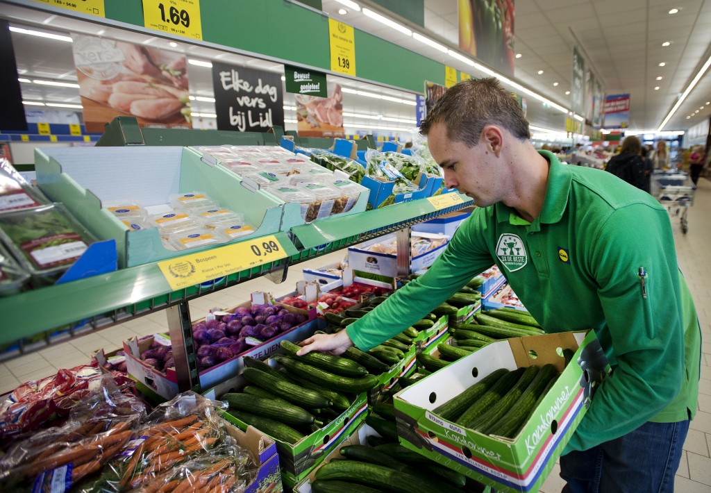 Dat de marktprijzen van groente en fruit hard zijn gedaald als gevolg van het Russische importverbod, betekent niet automatisch dat de prijzen in de supermarkt omlaaggaan. Dat komt doordat veel supermarkten contracten hebben gesloten met leveranciers, waarin de inkoopprijzen voor langere tijd zijn vastgelegd. Dat heeft een woordvoerster van het CBL, de branchevereniging van de supermarktbranche, vrijdag gezegd. Albert Heijn, de grootste grootgrutter van Nederland, beaamt dat de prijzen voorlopig ongewijzigd blijven. ,,We houden de concurrentie natuurlijk wel in de gaten'', aldus een zegsvrouw. Het bedrijf is niet van plan om naar andere leveranciers te stappen nu de marktprijzen voor groente en fruit zijn gekelderd. Ook Jumbo laat weten de concurrentie in de gaten te zullen houden. ,,Wij zullen telers niet actief om een lagere prijs vragen als gevolg van de boycot van Rusland. Echter, we sluiten niet uit dat dit elders in de markt wel gebeurt en dat we dit voorbeeld dan moeten volgen. Als er andere supermarkten zijn die groente en fruit wél tegen een lagere prijs gaan aanbieden, zullen wij onze prijs daar conform onze spelregels op aanpassen'', aldus het bedrijf.