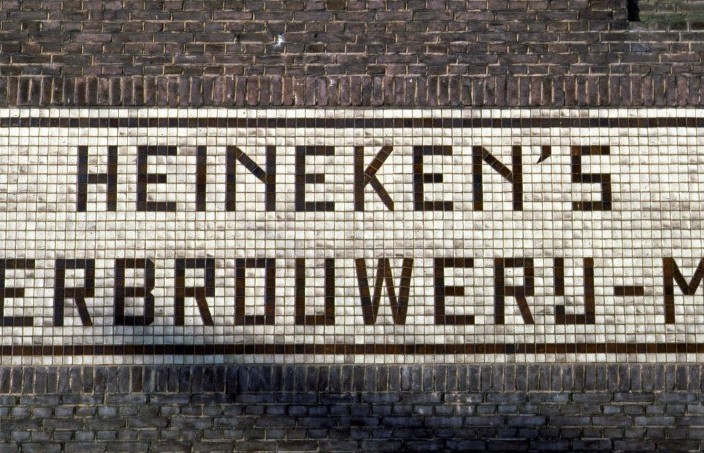 Soep en Zeepfabrikant Unilever heeft een halve eeuw geleden gekeken naar een fusie of overname van bierbrouwer Heineken. Unilever was halverwege de jaren zestig geïnteresseerd in bier. Een overname van, of fusie met Heineken is een van de mogelijkheden die in 1964 ter sprake kwam, zo schrijft Het Financieele Dagblad op basis van de drukproeven van het boek Heineken 150 jaar: Brouwerij, merk en familie. Deze bedrijfsgeschiedenis geschreven door Keetie Sluyterman en Bram Bouwens verschijnt vrijdag. Dat het uiteindelijk niet tot een samengaan is gekomen, kwam doordat de brouwer er weinig zin in had, ook al bood Unilever met zijn uitgebreide internationale netwerk veel kansen. Unilever is nooit echt in bier gegaan. Heineken wist uiteindelijk zelf zijn ambities te verwezenlijken, onder andere door de overname van Amstel in 1968. Lees Meer winst voor Heineken 'Freddy Heineken was eigenlijk geen Heineken'