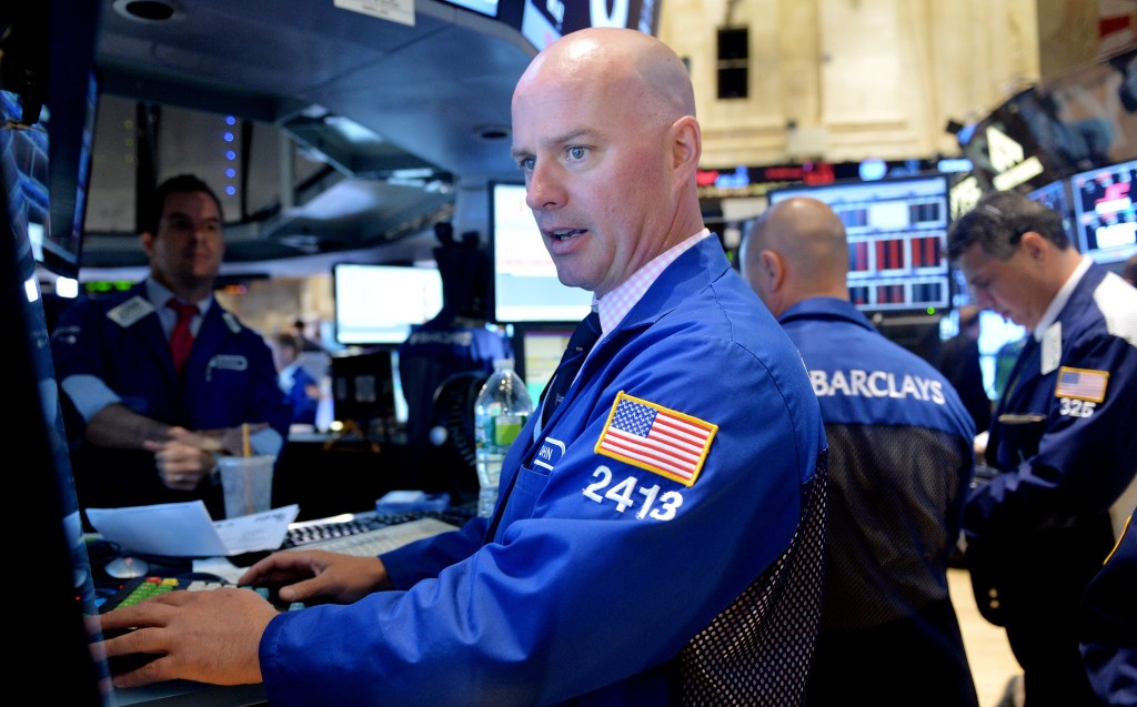 Wall Street is vrijdag iets lager geopend, na de zware verliezen op donderdag. Beleggers verwerkten het belangrijke banencijfer uit de Verenigde Staten en een stroom bedrijfsresultaten. Ook hielden ze de ontwikkelingen rondom het in gebreke blijven van Argentinië en de sancties tegen Rusland scherp in de gaten. De Dow-Jonesindex stond kort na aanvang 0,2 procent lager op 16.535 punten. De S&P 500 daalde 0,2 procent tot 1927 punten en de technologiebeurs Nasdaq verloor een fractie tot 4367 punten. Op macro-economisch vlak bleek voorbeurs dat de Amerikaanse werkgelegenheid in juli aanzienlijk minder sterk is gegroeid dan in de voorgaande maand. Per saldo kwamen er vorige maand 209.000 banen bij in 's werelds grootste economie, exclusief de landbouwsector, tegen 298.000 in juni. Economen hadden gerekend op 230.000 banen. Daarnaast nam de werkloosheid onverwacht toe tot 6,2 procent. Het tegenvallende banencijfer kan de Federal Reserve er mogelijk wel toe bewegen langer de rente op een zeer laag niveau te laten staan en dat wordt dan weer als positief gezien door Wall Street.