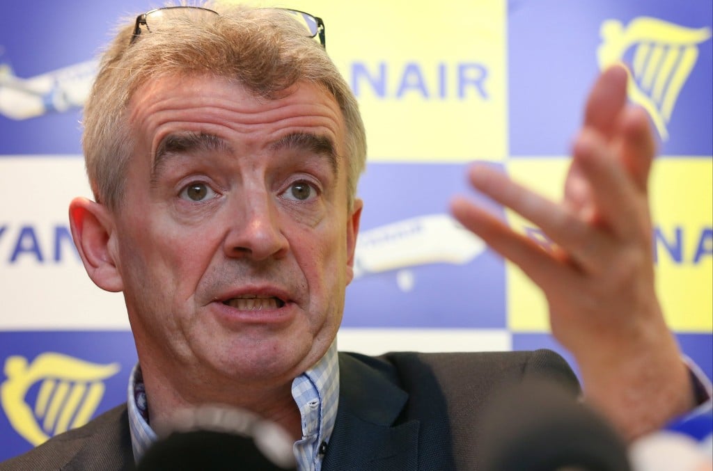 Wie voor zijn werk reist wil best economy reizen, maar een budgetluchtvaartmaatschappij als Ryanair is voor veel zakenlui een brug te ver. Ryanair wil ze nu lokken met iets meer comfort. Ryanair is goedkoop, maar daarvoor betaal je dan ook een prijs. Vechten om een plek, gedoe over het formaat van de handbagage en de knieën van je achterbuurman in je rug. Voor de meeste mensen die voor hun werk vliegen, is het voldoende reden om de Ierse budgetvlieger te mijden. Ryanair wil echter toch graag een graantje meepikken van het zakelijk verkeer. En dat wil ze gaan doen door de zakelijke reiziger te lokken met een iets duurder ticket. Daarvoor krijgt hij wil iets meer beenruimte, mag hij iets meer handbagage meenamen en ook kunnen zij op de dag van vertrek nog zonder extra kosten hun reisschema aanpassen. De kans dat Ryanair erin slaagt voet aan de grond te krijgen op de markt voor zakelijke reizigers is vrij groot. Sinds de crisis hebben steeds meer bedrijven besloten om zeker op kortere afstanden niet langer business class te vliegen maar economy. Lees ook Hype rond apparaatje dat je beenruimte in vliegtuig garandeert Business Class luchtvaartmaatschappijen niet langer leeg ANP / Z24