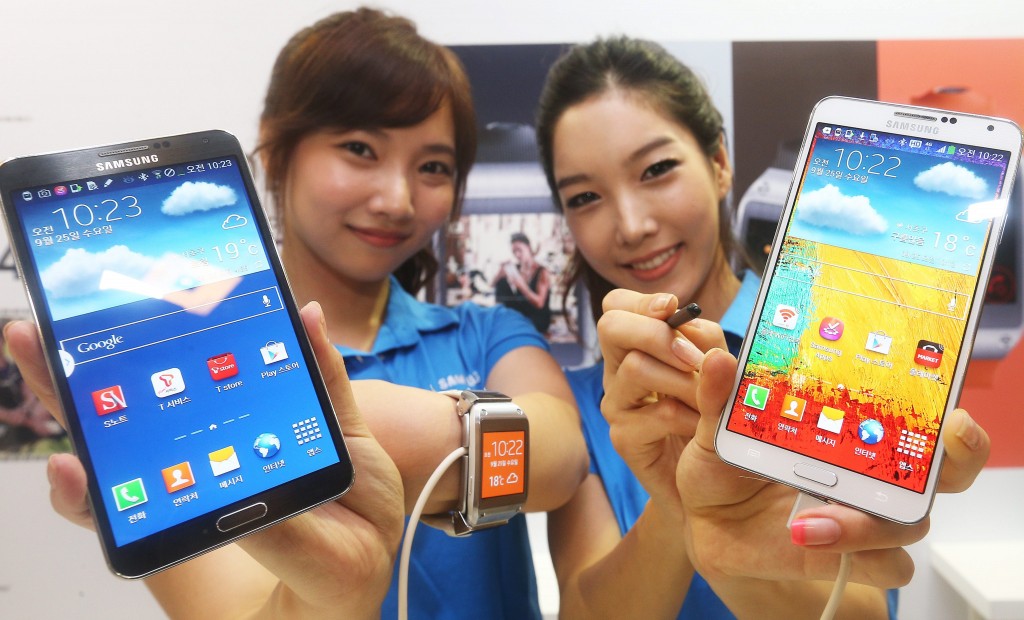 Het Zuid-Koreaanse technologieconcern Samsung heeft de omzet in het vierde kwartaal met 12 procent op jaarbasis zien afnemen tot omgerekend iets meer dan 40 miljard euro. De operationele winst daalde naar zo'n 4 miljard euro. Dat maakte de maker van onder meer smartphones en televisies donderdag bekend op grond van voorlopige cijfers. Samsung kampt al het hele jaar met toenemende concurrentie voor zijn Galaxy-smartphones, niet alleen van de nieuwe iPhones van aartsrivaal Apple, maar ook van toestellen van de nieuwe Chinese uitdager Xiaoming. In de eerste drie kwartalen moest het bedrijf marktaandeel prijsgeven. De kans is volgens analisten groot dat die trend zich in de laatste drie maanden van vorig jaar heeft doorgezet.