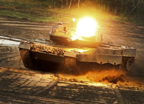 De EU voert de sancties tegen Rusland op, maar de Duitse minister van Economische Zaken Sigmar Gabriel gaat nog een stap verder. Hij annuleert de bouw van een trainingscentrum door de Duitse fabrikant Rheinmetall in Rusland. Dat meldt Duitslandnieuws.nl maandag. Duitsland zet een streep door een omvangrijke Duits-Russische wapendeal. Het door minister Sigmar Gabriel (SPD) aangevoerde ministerie van Economische Zaken verbiedt de bouw van een gevechtsoefencomplex door het Düsseldorfse concern Rheinmetall, meldt de Süddeutsche Zeitung. Met de deal was 100 miljoen euro gemoeid. De ingreep van Gabriel zet de Duits-Russische verhoudingen verder op scherp en heeft ook invloed op het Duitse debat over de export van wapens. Verder dan Europese sancties Het oefencentrum bij de stad Mulino in de Wolga-regio zou nog dit jaar in bedrijf worden genomen. Hier zouden per jaar 30.000 soldaten kunnen trainen met zeer geavanceerde simulatiesystemen. Met het stopzetten van de bouw gaat Duitsland verder dan de sancties waartoe Europa vorige week besloten heeft. Die gaan enkel over nieuwe wapendeals. Frankrijk ligt bijvoorbeeld dwars, omdat het twee Mistral-helikopterschepen ter waarde van 1,2 miljard euro aan Rusland wil leveren. De Duitse regering probeerde tot nu toe te onderhandelen met Rheinmetall over een middenweg. Maar die gesprekken mislukten, waardoor het ministerie de deal annuleerde. Wapenexport ter discussie Rheinmetall mag nog in beroep gaan tegen de beslissing en een schadevergoeding eisen. Het levert nieuwe munitie voor het Duitse debat over de wapenindustrie. Minister Gabriel stuurt al een tijdje aan op striktere regels rond de uitvoer van wapens, maar stond tot noch toe alle overeenkomsten toe, ook als ze ter discussie stonden. Zo verkocht Duitsland wel tanks aan Saudi-Arabië en Indonesië, terwijl in Nederland laatst genoemde deal afketste. Bertus Bouwman is chef redactie van Duitslandnieuws.nl, de site met dagelijkse duiding van Duits nieuws voor Nederland. Lees ook op Duitslandnieuws Duitse zakenmensen vinden Nederlanders gezellig, maar ook praatziek Pokerspel om stroom: Duitse energiereizen willen 49 centrales sluiten Duitse liberalen vechten komende maanden voor hun leven