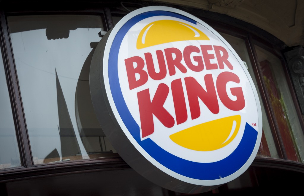 In navolging van tientallen andere Amerikaanse bedrijven staat ook Burger King voor een verhuizing van het hoofdkantoor uit de Verenigde Staten. De fastfoodketen wil de Canadese koffieketen Tim Hortons overnemen. Als onderdeel van de deal zal ook het hoofdkantoor van Burger King naar Canada verhuizen om zo onder de belastingwetgeving in de VS uit te komen. In een gezamenlijke verklaring bevestigen de bedrijven dat ze in gesprek zijn over een fusie. 3G Capital, dat het merendeel van de aandelen van Burger King in zijn bezit heeft, blijft ook grootaandeelhouder van het fusiebedrijf. De rest van de aandelen blijft in bezit van de bestaande aandeelhouders. De merken blijven na de fusie los van elkaar bestaan.