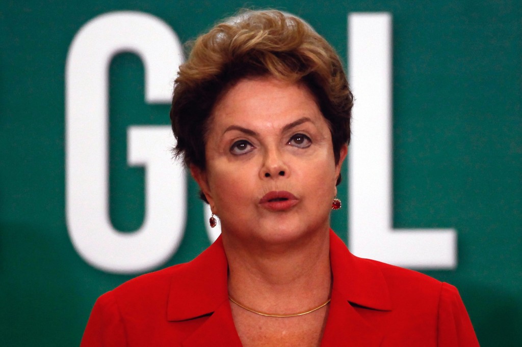 De Braziliaanse president Dilma Rousseff lijkt binnenkort op een zijspoor te worden gezet. Pogingen van een politieke bondgenoot, interim-parlementsvoorzitter Waldir Maranhão, om het begin van een afzettingsprocedure te stoppen, zijn gestaakt. Maranhão heeft zijn besluit een cruciale zitting over Rousseffs 'impeachment' ongeldig te verklaren, snel weer ingetrokken. Maranhão, voorzitter van de Braziliaanse Tweede Kamer, heeft in een brief aan zijn collega van de Senaat, Renan Caneiros, laten weten dat hij zijn besluit intrekt in het belang van de democratie, aldus Braziliaanse media. De kans dat Rousseff haar ambtsperiode uitzit, slinkt daarmee verder. Ze is vleugellam in een land dat economisch achteruit holt en waar het werkloosheidspercentage en de inflatie al op circa 10 procent zijn aangeland. Geknoei met begrotingscijfers De Kamer van Afgevaardigden stemde half april voor het in gang zetten van een afzettingsprocedure tegen Rousseff. Zij zou in de aanloop naar haar herverkiezing in 2014 hebben geknoeid met de begrotingscijfers om meer geld uit te kunnen geven. Maranhão verkondigde maandag dat de zitting in april wegens procedurele fouten ongeldig is. Hij vroeg om een nieuwe stemming over de afzetting van Rousseff. Caneiros zei die annulering door collega Maranhão niet te erkennen en door te gaan met de afzettingsprocedure. Schorsing bij meerderheid Dat betekent dat de Senaat mogelijk woensdag al over het begin van de afzetting stemt. Rousseff lijkt daar onvoldoende steun te hebben om haar functie te behouden. Als meer dan de helft van de tachtig senatoren voor het begin van de procedure tegen de president stemt, dan is Rousseff haar functie meteen kwijt. Ze wordt dan in eerste instantie geschorst voor een periode van 180 dagen en vervangen door vicepresident Michel Temer. Rousseff zei eerder door te vechten tot het einde. Ze beschuldigde onder meer vicepresident Temer ervan tegen haar samen te zweren.