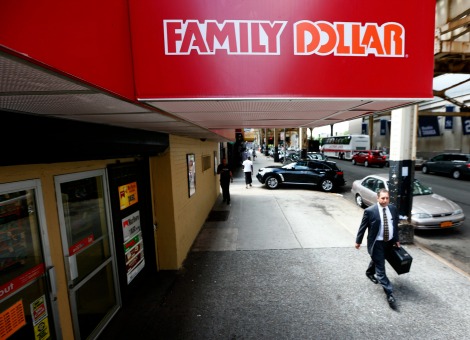 De Amerikaanse discountketen Family Dollar heeft het overnamebod van branchegenoot Dollar General verworpen en blijft bij het plan om te fuseren met Dollar Tree. Dat maakte Family Dollar donderdag bekend. Volgens het bestuur is de beslissing om het bod te verwerpen unaniem genomen. Het bedrijf denkt dat er teveel bezwaren van de Amerikaanse kartelautoriteiten aan een overname door Dollar General zullen kleven. Dollar General maakte maandag bekend 9,7 miljard dollar (7,3 miljard euro) te bieden voor Family Dollar. Family Dollar wil doorgaan met de fusie met branchegenoot Dollar Tree in een transactie waarmee 9,2 miljard dollar is gemoeid. Door die samenvoeging ontstaat een winkelketen met meer dan 13.000 vestigingen in Noord-Amerika en een jaarlijkse omzet van ruim 18 miljard dollar. Er werken meer dan 145.000 mensen bij het gecombineerde concern.