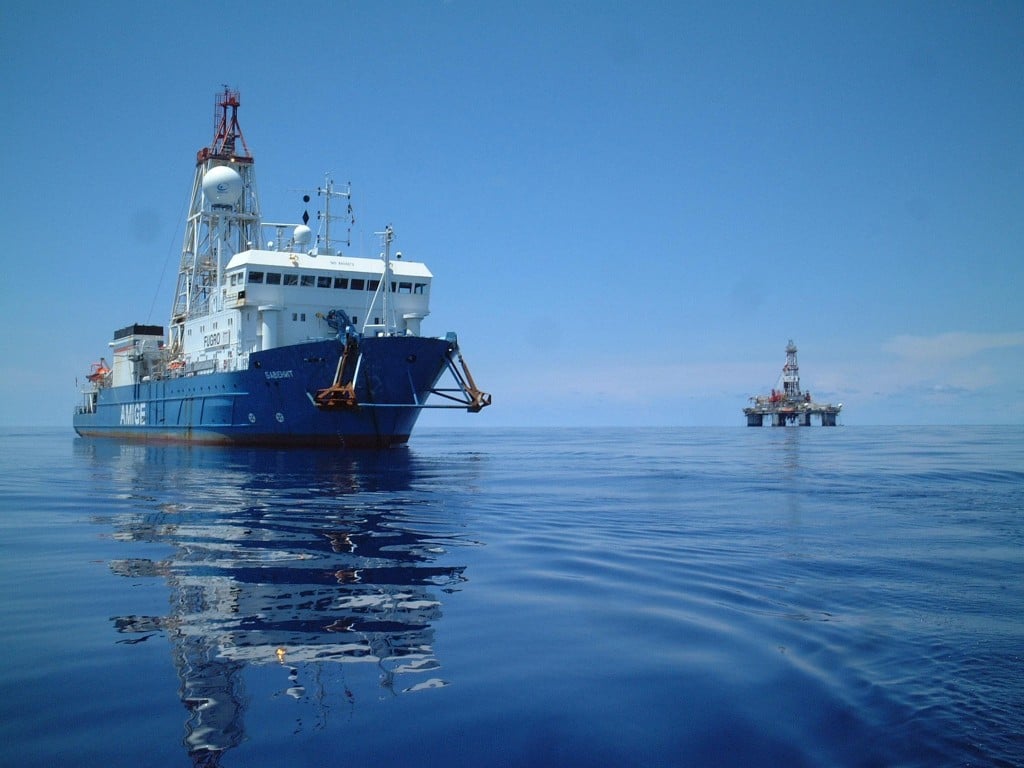 Petroleum Geo-Services (PGS), een Noorse concurrent van Fugro, heeft de verwachting voor het hele jaar wederom naar beneden toe bijgesteld. Dat bleek donderdag uit een kwartaalupdate van de onderneming. PGS rekent nu op een aangepast bedrijfsresultaat (ebitda) van 725 miljoen dollar. Dat was eerder nog 850 miljoen dollar. In het derde kwartaal kwam dit resultaat uit op 181,7 miljoen dollar, een flinke daling ten opzichte van de 365,6 miljoen dollar een jaar terug. De omzet steeg wel, tot 394,2 miljoen dollar. Onder de streep hield PGS in de afgelopen periode 8,4 miljoen dollar over. Topman Jon Erik Reinhardsen gaf aan dat de marktomstandigheden voor PGS in het derde kwartaal verder verslechterden en wees daarbij specifiek op de lagere olieprijzen.