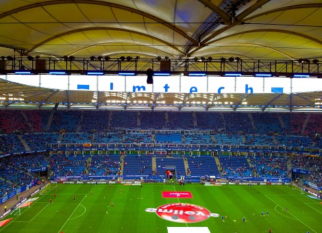 Imtech is definitief sportsponsor af in Duitsland. Het door boekhoudproblemen in opspraak geraakte installateursbedrijf uit Gouda meldde donderdag dat het laatste nog lopende contract, met voetbalclub HSV uit Hamburg, per 30 juni voortijdig wordt beëindigd. Het stadion van de club van middenvelder Rafael van der Vaart heet dan niet langer de Imtech Arena. Eerder werd al de samenwerking met Bayern München en het veel kleinere VfR Aalen stopgezet. De beëindiging van dergelijke sponsordeals maakt deel uit van de grote schoonmaak die topman Gerard van de Aast doorvoert bij Imtech. Hij werd bij zijn aantreden in 2013 direct geconfronteerd met een berg financiële problemen, die veelal hun oorsprong hadden bij de Duitse tak van de onderneming. Onderhandelingen duurden lang Van de Aast stak nooit onder stoelen of banken dat hij de naam van zijn bedrijf liever vandaag dan morgen zou zien verdwijnen van de gevel van de Imtech Arena. De topman vond miljoenen verslindende sponsordeals niet passen bij een bedrijf dat financieel in zwaar weer zit. Uitgerekend de onderhandelingen met HSV, waar de sponsoring door de naamgeving aan het stadion het meest zichtbaar was, duurden evenwel het langst. De Duitse club heeft in Klaus-Michael Kühne, de in Hamburg geboren topman en meerderheidsaandeelhouder van transportbedrijf Kühne + Nagel, een nieuwe geldschieter gevonden. Met hem is afgesproken dat het stadion waar Oranje in 1988 Duitsland uitschakelde in de halve finale van het EK voetbal, weer de oude naam Volksparkstadion terugkrijgt.