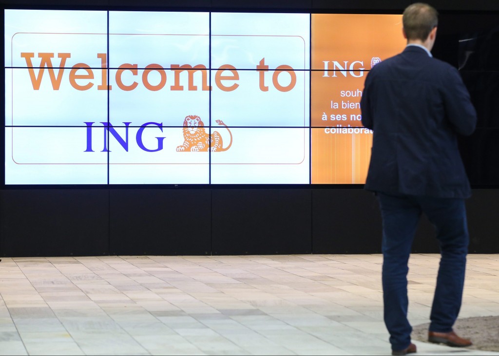 ING is beducht voor Amerikaanse regels die banken met beleggende klanten moeten naleven. Daarom wil de bank ook van klanten in Nederland weten of ze een Amerikaanse achtergrond hebben. Dat signaleert de Volkskrant vrijdag. ING bevestigt tegenover de Volkskrant dat alle klanten in Nederland met een beleggingsrekening en een beleggingshypotheek een brief krijgen met een formulier waarin wordt gevraagd naar een eventuele Amerikaanse achtergrond. Het kan hierbij gaan om de Amerikaanse nationaliteit, een Amerikaanse verblijfsvergunning (greencard) of een postbus in de VS. "Als u op bepaalde vragen 'ja' zegt dan is het mogelijk dat wij u de dienst niet meer kunnen aanbieden", meldt het formulier. In een reactie tegenover de Volkskrant verwijst ING naar specifieke Amerikaanse regels met betrekking tot de zorgplicht van banken en vermogensbeheerders voor beleggers. De Nederlandse bankverzekeraar wil voorkomen dat ze claims krijgt, als er in procedures niet exact volgens de Amerikaanse regels wordt gewerkt. Alleen Amerikanen probleem voor ING ING erkent alleen beducht te zijn voor eventuele claims in Nederland die gebaseerd kunnen zijn op Amerikaanse regelgeving. "Russen met een rekening bij ons, Brazilianen of Japanners kunnen geen problemen krijgen", aldus de woordvoerder tegenover de Volkskrant. Lees ook Hendrik Oude Nijhuis: wie geld langer weg zet dan 17 jaar, is beter af met aandelen