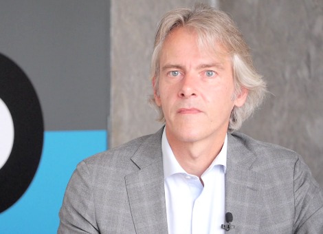 We kunnen kiezen voor groei en ook hoe we dat willen bereiken. Dat stelt Frank Kalshoven, econoom en directeur van De Argumentenfabriek. Het aantal gewerkte uren in een mensenleven is enorm afgenomen sinds de jaren vijftig. Door opnieuw na te denken over hoe we een mensenleven inrichten, kan een economie ontstaan waar meer dan nu wordt gewerkt en waarin we meer dan nu investeren in menselijk kapitaal. Die oplossingen kunnen tegelijkertijd leiden tot economische groei, aldus Kalshoven. Bekijk het gesprek dat Kalshoven had met MeJudice, het discussieplatform voor economen.