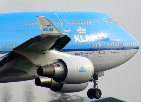 Bij KLM raken mogelijk 7500 mensen hun baan kwijt. Dat betekent dat één op de vier mensen hun baan verliest. De luchtvaartmaatschappij zou een deel van het werk willen uitbesteden uit goedkopere externe arbeidskrachten De voorzitter van vakbond De Unie, Reinier Castelijn zegt in het Algemeen Dagblad dat Pieter Elbers, de nieuwe president-directeur van KLM, morgen een plan presenteert om keihard te reorganiseren. Over de mate waarin er gesneden wordt in het personeelsbestand gaan verschillende verhalen. Eén daarvan is uitbesteden van de activiteiten die worden verricht door het grondpersoneel, zoals bagage- en magazijnmedewerkers. In het Algemeen Dagblad zegt hij dat KLM-tankwagens waarschijnlijk vervangen worden door tankwagens van Shell Verwachting slechte kwartaalcijfers Elbers die anderhalve week geleden Camiel Eurlings opvolgde als KLM-topman wil niets loslaten over de plannen. De vakbondsvoorzitter zegt dat hij de verhalen over de naderende ontslagen nu zo vaak heeft gehoord dat ze hem angstaanjagend realistisch in de oren klinken. Eerder liet Air France-KLM al al weten dat de kosten zowel in Frankrijk als in Nederland omlaag moeten. Woensdag worden de kwartaalcijfers gepubliceerd. De verwachting is dat daaruit blijkt dat KLM in zwaar verkeerd . Vakbondsvoorzitter Castelein verwacht dat de kersverse KLM topman Pieter Elbers dan openheid van zaken geeft. KLM: Ontslagen pure speculatie KLM heeft een opeenstapeling van schulden die in de miljarden euro loopt. Het bedrijf ziet het schrappen van banen als een mogelijke oplossing om het tij te keren. Vakbondsbestuurder Swen Laarveld van vakbond De Unie zegt in het Algemeen Dagblad dat ondanks de opeenstapeling van schulden, KLM nog niet in zijn voortbestaan wordt bedreigd. "De kasstroom is nog goed en zolang de maatschappij aan zijn verplichtingen kan voldoen om de lonen, de brandstof en de leasecontracten te betalen, dan is er niets aan de hand zegt hij. Maandag meldde De Telegraaf op basis van bronnen uit Parijs dat Air France-KLM drastisch moet ingrijpen om technisch faillissement te voorkomen. Tegen de site Luchtvaartnieuws zegt KLM echter dat de geruchten over een technisch faillissement volkomen onjuist zijn. Ook de berichten dat een kwart van het KLM-personeel zijn biezen moet pakken deed de KLM woordvoerster af als pure speculatie.