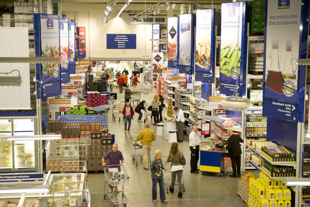 De manier waarop groothandelsbedrijf Makro banen schrapt, pakt nadelig uit voor oudere werknemers, vreest FNV Bondgenoten. FNV Bondgenoten gaat juridische procedures starten om ontslagen aan te vechten bij groothandelsketen Makro. In de vestigingen van het bedrijf verdwijnen nog voor het einde van dit jaar ,,honderden'' banen. De vakbond is het niet eens met de manier waarop Makro de reorganisatie uitvoert. Kwart personeel Makro overtollig Makro heeft ongeveer een kwart van het personeel op de vestigingen boventallig verklaard. Zij kunnen nu solliciteren op een aantal nieuwe functies, maar FNV vreest dat vooral oudere werknemers door deze methode buiten de boot vallen.