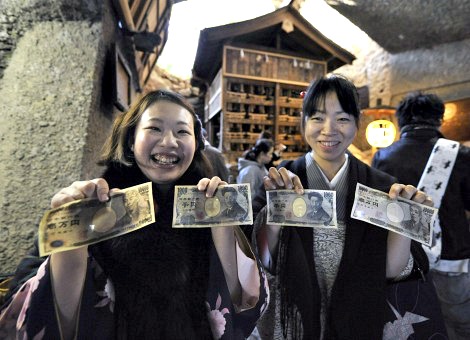 Doordat zo weinig Japanse vrouwen carrière maken in het bedrijfsleven, loopt het land veel economische groei mis. Het is toch een onthutsend cijfer. Van 185 topmensen van bedrijven genoteerd aan de Nikkei-index, die méér verdienden dan 100 miljoen yen (ongeveer 730.000 euro), was er maar één vrouw, bericht Bloomberg. En dat was ook nog een blanke Amerikaanse: Nicole Seligman, topvrouw van Sony Corporation of America en Sony Entertainment. Goed opgeleide vrouwen die thuis zitten Premier Shinzo Abe wil tegen 2020 dertig procent van het topmanagement vrouw is. De vraag is hoe hij dat gaat klaarspelen: het percentage ligt nu op 6,3 procent. Abe probeert op allerlei manieren Japan weer de economische krachtpatser van dertig jaar geleden te maken. Vrouwen stimuleren meer te gaan werken kan zich lonen. Japan investeert veel in de opleiding van vrouwen, die internationaal goed presteren op onderwijsranglijsten, schrijft de Economist. Maar na hun afstuderen doen Japanse vrouwen weinig met hun kennis. Aanstaande schoonfamilies staan vaak wantrouwig ten opzichte van carrièregerichte vrouwen: ze horen nog steeds thuis te blijven om voor de kinderen te zorgen. Vrouwenparticipatie in de arbeidsmarkt is 63 procent, veel lager dan in andere ontwikkelde landen. In de VS stopt dertig procent van de vrouwen tien jaar lang met werken na het krijgen van een kind: in Japan is dat maar liefst 70 procent. Macho-cultuur op werkvloer Veel vrouwen komen überhaupt niet terug op de werkvloer. Of ze nemen genoegen met een baantje onder hun niveau. Als verklaring wordt aangevoerd dat werk niet belangrijk is voor het statusgevoel van Japanse vrouwen: als hun man een goede managementfunctie heeft, zien Japanse vrouwen er geen been in om bij een supermarkt te gaan werken om het familie-inkomen een beetje aan te vullen. De Japanse bedrijfscultuur werkt ook niet mee. In Japan hangt er een bamboeplafond, geen glazen plafond, zegt men wel: niet doorheen te breken, en niet eens transparant. Japanse collega's netwerken alleen ná het werk met elkaar, als liters bier de geesten een beetje hebben losgemaakt. Als vrouw is het lastig je in die alcoholcultuur te voegen. Het leven van de Japanse 'salary man' (overwerken verplicht) is überhaupt niet erg aanlokkelijk. Buitenlandse kindermeisjes Ondertussen vergrijst Japan. Als vrouwen even veel zouden werken als mannen, zou het bruto nationaal product met wel 15 procent kunnen toenemen. De tactiek van Abe's LDP-partij was tot nu toe vooral om vrouwen thuis te houden, om nieuwe werknemers te baren. Maar het geboortecijfer blijft dramatisch laag. Meer kinderopvang, met buitenlandse kinderverzorgsters, zou een oplossing van het probleem kunnen bieden. Daarvoor zouden de zeer restrictieve immigratie-regels van het land voor moeten aangepakt. Japanners staan huiverig tegenover immigratie, bang voor aantasting van de Japanse cultuur. Belastinghervorming Een echte stimulans zou belastinghervorming zijn. Het hoofd van het huishouden mag 380,000 yen (2800 euro) aftrekken, zolang het salaris van zijn vrouw maar lager is dan 1,03 miljoen yen (7500 euro). Dat stimuleert vrouwen niet om carrière te maken. Als een vrouw minder verdient dan 1,3 miljoen yen, kan ze bovendien aanspraak maken op het staatspensioen zonder premie te hoeven betalen. Als Abe deze privileges wil aanpakken, zou dat zijn LDP echter veel stemmen kunnen kosten.