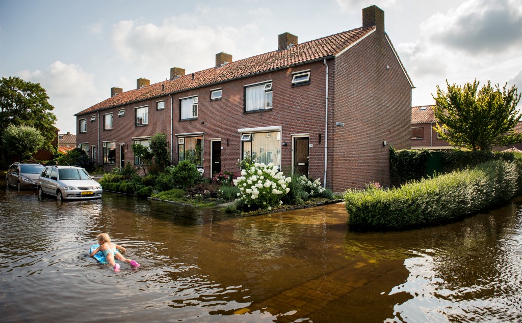 Extreme regens leveren steeds meer schade op in Nederland en dat kan de prijzen van opstalverzekeringen opdrijven. Verzekeraars bevestigen tegenover het AD (Blendle) dat de toenemende freqentie van 'piekbuien' meer schade aanricht en gevolgen kan krijgen voor verzekeringspremies. Het KNMI verwacht dat korte, heftige buien vaker zullen voorkomen als gevolg van klimaatverandering. Als gemeenten geen extra maatregelen nemen, kan dat in de periode tot 2050 leiden tot 25 procent hogere schade-uitkeringen, stellen verzekeraars tegenover de krant. En dat heeft gevolgen voor de premies van opstalverzekeringen.