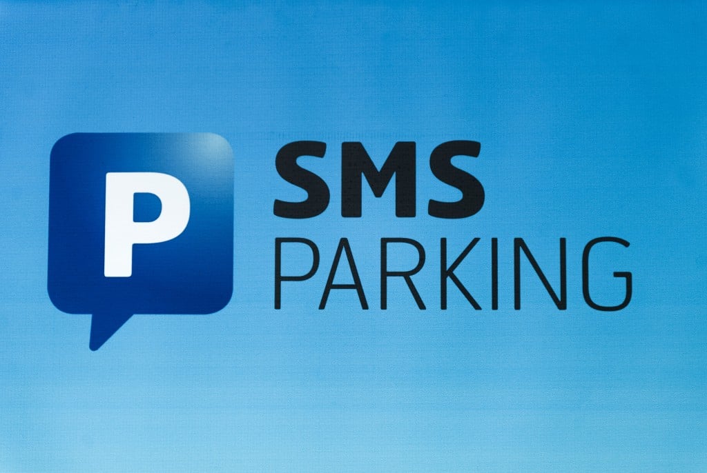 De gegevens van klanten van het bedrijf SMS Parking moeten toch worden overdragen aan de Belastingdienst. Dat heeft het gerechtshof in Den Bosch dinsdag in hoger beroep bepaald. Klanten van SMS Parking betalen parkeermeters via hun gsm. De Belastingdienst wil de klantgegevens hebben om fraude door onder andere leaserijders te kunnen ontdekken. Het bedrijf wilde die niet afgeven en de rechtbank in Den Bosch besloot eerder ook dat dat niet hoefde. Het hof bepaalde dinsdag echter anders.