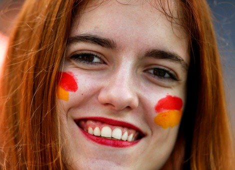 De werkloosheid in Spanje is vorige maand verder gezakt. Dat blijkt uit cijfers die het Spaanse ministerie van Arbeid maandag heeft gepubliceerd. In juli werden in Spanje 29.800 werklozen minder geteld dan een maand eerder. In totaal hadden 4,42 miljoen Spanjaarden geen betaalde baan, dat waren er bijna 279.000 minder dan een jaar eerder. Met bijna 6 procent was de afname wel iets minder groot dan in de voorgaande 3 maanden. Daarin nam het aantal werklozen steeds met ruim 6 procent op jaarbasis af. Spanje kampt nog altijd met een bijzonder hoge werkloosheid. Binnen de eurozone staat alleen de arbeidsmarkt in Griekenland er slechter voor. Het Spaanse onderzoeksbureau CIS meldde maandag dat het consumentenvertrouwen in Spanje vorige maand licht is gedaald. De index waarmee het vertrouwen wordt gemeten, zakte van 89,3 naar 88,9. Daarmee zijn de consumenten nog altijd aanzienlijk positiever dan in de eerste helft van dit jaar.