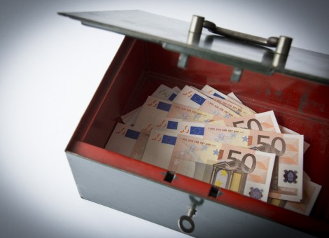 Nederland kan de komende jaren ruim 2 miljard euro aan investeringen uit Brussel verwachten. De Europese Commissie stemde vrijdag in met een zogenoemde partnerschapsovereenkomst met Nederland. Het geld moet de economische groei stimuleren en werkloosheid bestrijden, aldus een woordvoerster. Nederland kan tot 2020 rekenen op 1,4 miljard euro uit een speciaal ontwikkelingsfonds. Daarnaast ontvangt Nederland 607 miljoen euro voor ontwikkeling van het platteland en 102 miljoen euro voor de visserij- en maritieme sector. In de overeenkomst is vastgelegd hoe het geld het best kan worden gebruikt.