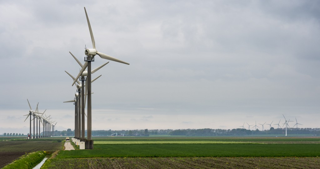 Bouwers van windmolenparken gaan omwonenden in de omgeving van windmolens compenseren. Ze hopen zo meer draagvlak te kweken. Dat blijkt uit de gedragscode van de Nederlandse Wind Energie Associatie, waarover de NOS zondag berichtte. Met de compensatie hoopt de belangenbehartiger van de windenergiesector het draagvlak voor windmolens te vergroten. Dat is noodzakelijk omdat er de komende jaren veel windmolens gebouwd zullen worden, vanwege de doelstelling om in 2020 een groter deel van de energie in Nederland uit hernieuwbare bronnen te halen.