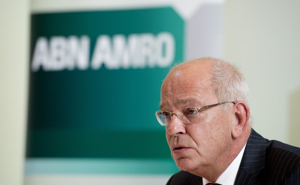 ABN Amro heeft fors minder winst behaald in het tweede kwartaal van dit jaar, veroorzaakt door bijzondere kostenposten. De nettowinst daalde, van 402 miljoen euro in het tweede kwartaal van vorig jaar, tot 39 miljoen euro. De winst werd volgens ABN Amro gedrukt door een eenmalige kostenpost van 216 miljoen euro in verband met de overgang naar een nieuwe pensioenregeling en een heffing van 67 miljoen euro voor SNS Reaal. Dat is een heffing die de Staat heeft opgelegd als bijdrage aan de kosten van de nationalisatie van SNS Bank in 2012. De verbetering van de huizenmarkt in het tweede kwartaal zorgt bij grootbank ABN Amro voor stabilisatie van de hypotheekportefeuille. Maar van echte verbetering is nog geen sprake. Dat bleek uit de cijfers over het tweede kwartaal van 2014 die ABN Amro vrijdag publiceerde. Ook ABN Amro merkt dat lage spaarrentes en relatief hoge hypotheekschulden vergeleken met de waarde van woningen leiden tot extra aflossingen van klanten met hypotheekschulden. Maar vooralsnog doet dat nog niet veel met de samenstelling van de hypotheekportefeuille.