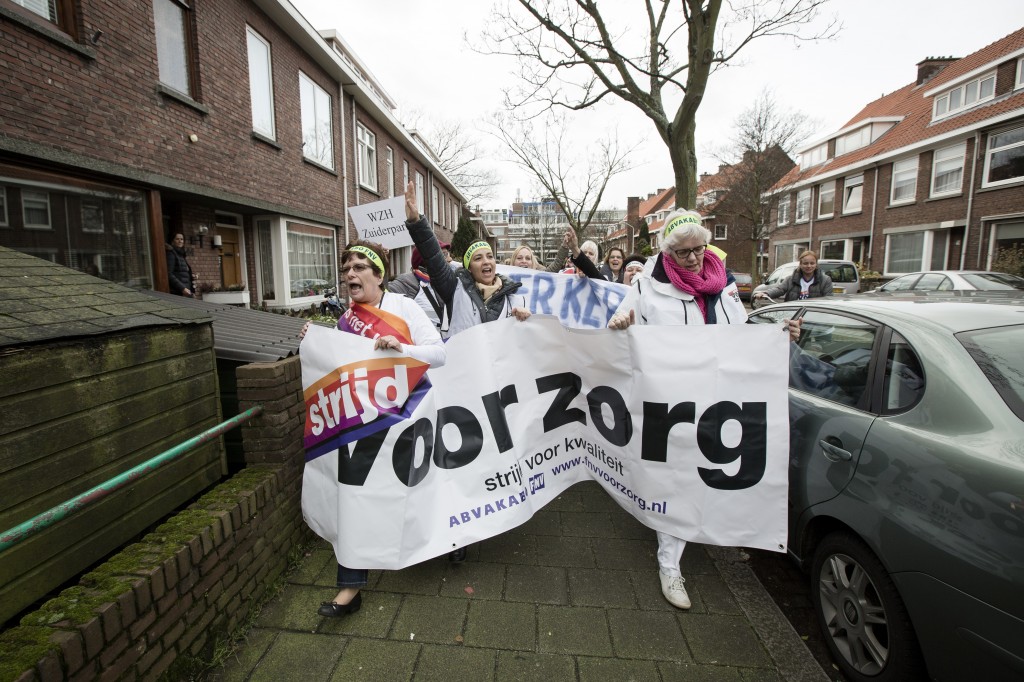 In steeds meer gemeenten wordt veel meer bezuinigd dan door de regering in Den Haag is opgelegd. Daarvoor waarschuwen de vakbonden van FNV, CNV en VCP maandag in een open brief aan alle wethouders in Nederland, in de aanloop naar nieuw beleid dat komende maanden vastgesteld wordt. In de brief roepen zij de gemeenten op te stoppen met hun ,,bezuinigingsdrift''. Te veel bezuinigen betekent volgens de bonden dat nog meer mensen hun baan kwijtraken. Geld dat eigenlijk bestemd is voor bijvoorbeeld de thuiszorg, wordt soms ook aan andere dingen besteed.