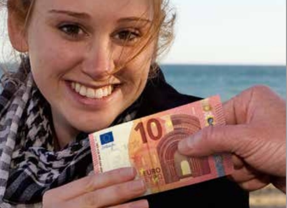 De Europese Centrale Bank brengt dinsdag het nieuwe biljet van 10 euro in omloop. Met deze drie stappen kun je nagaan of je met een echt briefje te maken hebt. De nieuwe biljetten zijn volgens de Europese Centrale Bank (ECB) beter beveiligd dan de huidige tientjes. Ook gaat het biljet langer mee. Het biljet heeft, net als het nieuwe vijfje, drie nieuwe echtheidskenmerken: een portretwatermerk, een portrethologram en een smaragdgroen cijfer. Dat verandert van kleur, van smaragdgroen naar diepblauw en produceert een op en neer bewegend lichteffect.