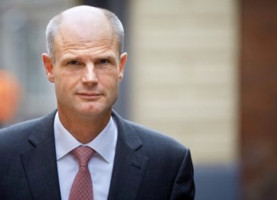stef blok Na de perikelen op de koopmarkt krijgen volgend jaar huurders en verhuurders meer aandacht van het kabinet. Huurders krijgen vaker te maken met een tijdelijk contract en de wooncorporaties worden aan de teugels gelegd. Maar het kabinet is ook de huiseigenaren nog niet vergeten die door de ingestorte woningmarkt in de financiële ellende zijn gekomen. Mensen die een restschuld hebben of dubbele hypotheeklasten doordat zij hun eigen woning niet tijdig kunnen verkopen of voor een te lage prijs, kunnen de rente langer aftrekken van de belastingen. Dat blijkt uit de begroting 2015 (pdf) die minister Stef Blok voor Wonen en Rijksdienst dinsdag naar de Tweede Kamer heeft gestuurd. De betrokkenen kunnen de rente over de restschuld die tot 2018 ontstaat, straks 15 jaar aftrekken van de belastingen. Dat is nu nog 10 jaar. Verder wordt de verhuisregeling blijvend. Dat betekent dat mensen die hun huis niet tijdig kunnen verkopen, de rente van hun dubbele hypotheek maximaal 3 jaar kunnen aftrekken van de belasting. Wooncorporaties aan banden Zoals bekend gaat Blok de kerntaken van de wooncorporaties vastleggen in de wet: de bouw en het beheer van woningen voor lagere inkomens. Dat moet voorkomen dat de corporaties opnieuw riskante avonturen aangaan. Ook moeten meer tijdelijke huurcontracten de doorstroming in huurwoningen meer lostrekken. Ook gaat Blok aan de slag met mensen met een arbeidsbeperking. Tot 2017 moeten er bij het Rijk 1336 extra banen voor hen komen, oplopend tot 3340 banen in 2023. Doelmatiger werken en verdere digitalisering bij het Rijk moeten vanaf 2018 ongeveer 200 miljoen euro besparing opleveren. Een overzicht van de belangrijkste maatregelen: De begroting voor wonen en rijksdienst is 3,6 miljard euro. De verhuurderheffing die de wooncorporaties moeten betalen aan het Rijk, gaat omhoog naar 1,335 miljard euro. De kerntaken van de wooncorporaties worden wettelijk vastgelegd: het bouwen en beheren van woningen voor lagere inkomens. Dat moet ze ervan weerhouden om zich in te laten met riskante projecten. Er komt strenger toezicht op de sector. Er komen meer tijdelijke huurcontracten. Dat moet de doorstroming bevorderen zodat startende huurders meer kans krijgen op een woning. Het puntenstelsel wordt aangepast. Door de WOZ-waarde hierin mee te wegen, komt de lokale situatie beter tot zijn recht in de maximaal redelijke huurprijs. Het lage btw-tarief van 6 procent op arbeidsloon bij verbouwingen en renovaties wordt een half jaar verlengd tot 1 juli 2015. De grens voor de Nationale Hypotheekgarantie (NHG) gaat omlaag naar 245.000 euro en zakt in 2016 naar 225.000 euro. Mensen die een restschuld hebben na de verkoop van hun woning, kunnen die soms meefinancieren onder de NHG. De rente over de restschulden die tot 2018 ontstaan, kan voortaan 15 jaar worden afgetrokken van de inkomstenbelasting. Dat is nu nog 10 jaar. De tijdelijk ingestelde verhuisregeling wordt permanent. Dat betekent dat de hypotheekrente van de vorige of toekomstige eigen woning maximaal 3 jaar fiscaal aftrekbaar is. De rijksdienst gaat meer werken als één concern. Doelmatiger werken en verdere digitalisering moet in 2018 rond de 200 miljoen euro besparen. Tussen 2015 en 2017 wil het kabinet 1336 extra banen bij het Rijk realiseren voor mensen met een arbeidsbeperking. Dat loopt op tot 3340 banen in 2023. Er komt een rijksbrede Ondernemingsraad.