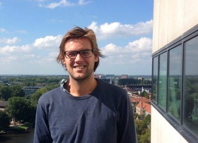 jasper mutsaerts Een unieke reisorganisatie opzetten, advies geven aan startende bedrijven en vooral mensen verbinden. Globetrotter Jasper Mutsaerts zit boordevol initiatieven sinds hij vorig jaar zijn startup Bohemian Birds begon. Nu wil hij een eigen eiland kopen. "Dat is voor veel mensen toch een idyllisch idee." In een afgelegen meer midden in Zweden ligt een eiland met de naam Stor Grötholmen. Het kost meer dan zes uur om er vanuit Stockholm naartoe rijden. Het beboste terrein is zo groot als drie à vier voetbalvelden en kent weinig voorzieningen: twee blokhutten en een aanlegsteiger. De 28-jarige Jasper Mutsaerts heeft een oogje op dit stuk land dat 165 duizend euro moet kosten. Met behulp van crowdfunding wil hij het benodigde bedrag ophalen om Stor Grötholmen te kopen. Iedereen die bijdraagt, wordt aandeelhouder, en mag een aantal keer per jaar het eiland bezoeken. Er is ruimte om te waterskiën, te duiken of te zeilen, maar de plek is volgens Mutsaerts ook geschikt om te mediteren. De plannen verkeren nog in een pril stadium. Op 25 september is er een eerste bijeenkomst voor belangstellenden, waar de details nader besproken worden. Mutsaerts heeft geen idee hoeveel mensen er komen, maar dat deert hem niet. “Het gaat mij meer om kwaliteit dan kwantiteit.” Liever tien enthousiastelingen, dan tachtig afhakers. Hij kreeg wel al e-mails van geïnteresseerden van over de hele wereld: Canada, de VS, Australië, Zuid-Afrika en Brazilië. Wie niet fysiek aanwezig kan zijn, kan via een livestream meekijken. stor grotholmen Een eiland kopen; het is het zoveelste ambitieuze plan van Mutsaerts. Ruim een jaar geleden zegde de oud-economie-student zijn vaste baan op bij adviesbureau McKinsey, waar hij twee jaar vertoefde. “Ik vond alles waarbij ik mensen moest verbinden leuk, maar het verbeteren van processen trok me minder”, zegt hij over de reden van zijn vertrek. Mutsaerts zette in zijn eentje een reisorganisatie op, Bohemian Birds, die als zelfverklaarde missie heeft om mensen te helpen hun bucket list te legen. Ofwel: die dingen te doen die ze voor hun dood per se gedaan willen hebben. De eerste grote reis heeft hij net achter de rug: een tweeweekse roadtrip door Albanië, Kosovo, Montenegro en Macedonië. Zestien personen met uiteenlopende achtergronden gingen mee, waaronder twee chirurgen en een theoloog. “Zulke individuen vinden het leuk om elkaar te ontmoeten”, aldus de jonge ondernemer. Mensen verbinden, dat is de kracht van Mutsaerts. ♦ “Sorry, ik ben niet zo goed in op tijd komen.” Mutsaerts steekt zijn hand uit en verontschuldigt zich. Hij is tien minuten te laat. We staan aan de Locatellikade in Amsterdam Zuid, naast een kantoorkolos van bijna zestig meter hoog. Dit is de Parnassustoren, voormalig hoofdkwartier van de financieel dienstverlener TMF Group. Tot een paar jaar geleden waren hier ruim 1.600 brievenbusmaatschappijen gevestigd, nu is dit anti-kraakpand de werkplek van een achttal startups. “Ik heb me laten vertellen dat het gebouw is gekocht door een Zweedse investeerder. Hij wil er een hotel van maken, maar we kunnen hier zeker nog een jaar blijven”, zegt Mutsaerts, terwijl hij met zijn fiets in de hand naar de achteringang loopt. Hij laat een vrouw binnen die al aanbellend staat te wachten en loopt langs de liften naar zijn werkruimte, waar hij zijn fiets parkeert. Mutsaerts zit in de ontvangsthal van het pand; de receptiebalie staat er nog, evenals de toegangspoortjes. “Niemand wilde hier zitten”, vertelt Mutsaerts. “De pandbeheerder wilde echter graag iemand op deze plek om de hangjongeren voor het gebouw weg te houden.” Sinds een jaar is dit de uitvalsbasis van Bohemian Birds. Het oogt uitgeleefd, maar niet vervallen. Het systeemplafond mist een paar platen en in het midden van de ruimte ligt op een pooltafel een onafgemaakt potje te wachten. Aan een houten wand hangen grote witte vellen met de maanden van het jaar en een handgetekend raster erop. ‘Epic bohemian road trip’, staat er bij augustus, verwijzend naar de Balkanreis van vorige maand. Via een meisje dat al in het gebouw werkte, heeft Mutsaerts deze plek gevonden. Hij zocht kantoorruimte voor zijn bedrijf, maar stuitte op huurprijzen van rond de 600 euro per maand. Veel te hoog voor een starter. Nu is hij maandelijks 200 euro kwijt. Op papier, want hij verhuurt de ruimte weer onder aan vier andere beginnende bedrijfjes. “Dat mag eigenlijk niet”, zegt hij. “Maar ik maak er geen winst op. Bovendien help ik zo startende ondernemers aan een goedkope werkplek. En het blijft bedrijvig zodat de hangjongeren wegblijven.” Mutsaerts zet een kop koffie en vertelt aan een biertafel de komende twee uur over zijn drijfveren en ideeën. Hij is erg zelfbewust en vraagt meerdere keren wat ik van zijn plannen vind. Zijn achtergrond als consultant komt duidelijk naar voren: hij benadert zaken van bovenaf en ontleedt processen. Twee keer pakt hij mijn pen en tekent een diagram om te illustreren wat hij bedoelt. Tegen het einde van het gesprek vertelt hij over een gebeurtenis aan het begin van zijn leven die hem vormde. Misschien wel meer dan ieder voorval daarna. Mutsaerts’ moeder leeft namelijk niet meer. ♦ Jasper Mutsaerts wordt op 19 augustus 1986 geboren in het ziekenhuis van Voorburg, vlak bij Den Haag. Zijn beide ouders zijn tropenarts en het gezin verhuist na drie maanden naar het kleine dorp Igogwe in Tanzania. Daar slaat na anderhalf jaar het noodlot toe. Bij een auto-ongeluk komt zijn moeder om het leven. Zijn vader en hijzelf zitten ook in het voertuig, maar blijven ongedeerd. “Een paar jaar geleden zijn we teruggegaan naar Tanzania, onder meer om de plek van het ongeluk te bezoeken”, zegt Mutsaerts, die te jong was om zich het fatale voorval te kunnen herinneren. “De lokale bewoners herinnerden zich het ongeluk nog steeds, meer dan twintig jaar later.” Al snel na het verlies van zijn moeder keert Mutsaerts terug naar Nederland, waar hij de basis- en middelbare school doorloopt. Daarna volgt een bachelor economie aan de Universiteit van Amsterdam en studeert hij economische geschiedenis aan de London School of Economics. Ondertussen ziet Mutsaerts zoveel mogelijk van de wereld. “In mijn kamer heb ik een wereldkaart. Elke keer als ik in een nieuw land ben geweest, zet ik een prikker erop.” Dat zijn er intussen 64. Naast stages en cursussen in het buitenland, reist Mutsaerts onder meer van Amsterdam naar Kaapstad met het openbaar vervoer en trekt hij met zijn vader naar China via de Trans-Siberische spoorlijn. Of hij vliegt met vrienden voor een paar tientjes naar Europese steden als Dublin en Milaan. De dood van één van zijn ouders geeft Mutsaerts de drang om rond te trekken, dingen mee te maken, het maximale uit zijn bestaan te halen. “Ik leef voor de verhalen, niet de materialen”, zo vat hij zijn instelling bondig samen. Gaandeweg dringt het tot hem door dat meer mensen heimelijke dromen hebben, maar door drukke banen en een gebrek aan daadkracht jagen ze die niet na. “Ik wil mensen aanzetten om tot actie over te gaan, om keuzes te maken waar ze zelf helemaal achter staan.” Die ambitie kan Mutsaerts onvoldoende kwijt in zijn functie als consultant, dus begint hij voor zichzelf. ♦ Een oom, een tante, opa en oma, maar ook een architect, documentairemaker en andere creatieve geesten uit Mutsaerts’ uitgebreide netwerk. Ze komen in de zomer van 2013 drie middagen bijeen om te brainstormen over zijn bedrijfsidee. “We hebben het gehad over het product, de financiering, de marketing. Het was heel leuk”, vertelt Mutsaerts. “Ik kreeg wisselende reacties. Opa en oma hadden twijfels bij mijn ondernemersplannen. Maar die zijn ook van een oudere generatie die meer gewend is aan vastigheid. Anderen vonden het erg tof.” De naam Bohemian Birds ligt dan al vast. “Ik wilde een internationale naam, want we zijn een reisorganisatie. En ik wilde een naam die je als individu kan zijn. Dat ik kan mailen met de aanhef, ‘Hallo Bohemian Bird!’” Het zorgeloze en mysterieuze van een bohemien en de vrijheid van een vogel; het past bij het soort bedrijf dat Mutsaerts op wil zetten. Niet zomaar een reisbureau, maar een ‘travel brand’, zoals hij dat zelf noemt. Hij wil een gemeenschap creëren, waar gelijkgestemden elkaar kunnen ontmoeten via unieke reizen. En in de toekomst misschien stages aanbieden via het netwerk dat zo ontstaat. Kortom: mensen verbinden. “We richten ons op 25- tot 35-jarigen met weinig vrije tijd, zoals ik bij McKinsey, maar die wel wat te besteden hebben”, zegt Mutsaerts. “Backpackers zijn hele leuke mensen, maar daar kun je geen business op bouwen.” Het plan is om een grote reis per seizoen te organiseren. In de zomer een roadtrip door de Balkan, in de winter een skivakantie in Georgië. Het lente- en herfstconcept ligt nog niet vast. “Die conceptreizen gaan we elk jaar herhalen, want je kunt pas geld verdienen als je steeds scherper inkoopt”, aldus Mutsaerts. Jaarlijks dezelfde uitstapjes moet ook zorgen voor de nodige naamsbekendheid. “Als je dit jaar niet mee kunt maar je wilt wel ooit een keer naar de Balkan, kun je het jaar er op mee. Ik geloof in de kracht van herhaling.” Het verdienmodel van Bohemian Birds draait om volume: hoe meer boekingen, hoe meer inkomsten. “Lukt het niet om te groeien, dan blijft het een gesloten vakantie-organisatie waar leuke ideetjes bedacht worden. Maar dan is het geen business.” Over drie jaar hoopt Mutsaerts zo’n 2.000 boekingen per jaar te verwerken. “Als ik 100 euro winst maak per persoon”, rekent hij hardop, “dan heb ik twee ton winst.” Zover is het nog lang niet. Sinds hij vorig jaar september begon, heeft Mutsaerts 42 duizend euro omgezet: met de Balkanreis, het organiseren van netwerkweekenden en met advies geven aan jonge ondernemers. Dat is niet genoeg: hij freelancet twee dagen in de week voor Wegener Media “om de huur te betalen”. Maar dat geeft niet; 2014 is voor Mutsaerts een leerjaar waarin hij kan sleutelen aan het concept van Bohemian Birds. Hij is niet op zoek naar financiering. “Een voordeel is dat je niet naast je schoenen gaat lopen. Want hoe minder startkapitaal je hebt, hoe creatiever je bent.” Toch is hij laatst benaderd door een investeerder van New Venture, de landelijke competitie voor bedrijfsplannen waar hij de laatste ronde haalde. Die bood Mutsaerts in ruil voor een belang van 25 procent in Bohemian Birds een bedrag van 3.000 euro per maand voor een periode van 18 maanden om hem de gelegenheid te geven volledig aan zijn bedrijf te werken. “Het rammelt nog aan alle kanten, maar ik geloof in jou en jouw concept, zei hij tegen me”, aldus Mutsaerts. “Maar dan moet ik van hem nog wel meer de zakelijke kant op.” Want in consumentenreizen valt relatief weinig geld te verdienen. Een lucratievere markt is het organiseren van personeels- en klantreizen voor bedrijven. In plaats van standaard uitjes als karten of kleiduivenschieten, kan Bohemian Birds meer bieden. De eerste contacten zijn al gelegd. Zo is Mutsaerts in gesprek met MJR TOM, de grootste mobiele cateraar van Nederland. “Zij zijn de jongens en meisjes die met rugzakjes rondlopen met bier en koffie bij evenementen. Ik heb daar vroeger gewerkt.” MJR TOM wil jaarlijks een weekend organiseren voor hun klanten, iets dat Mutsaerts dan mag organiseren. “Waarschijnlijk hebben we in november de eerste pilot. Dat is iets waar ik veel potentie in zie”, aldus Mutsaerts. “Dat is ook wat de investeerder van New Ventures zei: ‘Jij denkt veel te klein. Ga nu eens meer die markt op.’” Ondanks de lonkende zak geld, gaat Mutsaerts niet op het financieringsvoorstel in. Mede op aanraden van zijn oom, een oud-optiehandelaar die nu actief is als ondernemer. Een kwart van het bedrijf is een hoop om weg te geven als je het geld niet dringend nodig hebt. Door het aanbod is hij wel gaan reflecteren. “Ik ben erachter gekomen dat ik het alleen niet van de grond ga krijgen”, zegt Mutsaerts, die nu hulp krijgt van enkele freelancers. Dat is niet voldoende. Mutsaerts is op zoek naar een compagnon die operationeel heel sterk is. “Dat is mijn zwakke kant. Ik moet persoonlijk nog groeien en het zakelijker aanpakken.” Na een jaar proberen en leren staat er een fundament. “Nu moet ik de stap maken van hobbyisme naar een bedrijf dat kan renderen.” ♦ En dan is er nog het ambitieuze plan om een eiland te kopen, dat zomaar tussendoor komt. Illustratief voor de creatieve maar soms ook impulsieve geest van Mutsaerts. Hij raakte geïnspireerd door een boek van Richard Branson, de Virgin-oprichter en miljardair die een eigen eiland in de Cariben bezit. “Het lijkt mij ook gaaf om een privé-eiland te hebben, maar ik heb het geld niet”, zegt Mutsaerts. “Anderen hebben vast hetzelfde. Een eigen eiland is toch een idyllisch idee.” Via Vladi Private Islands, de grootste eilandenmakelaar ter wereld, kwam Mutsaerts het afgelegen Zweedse eiland Stor Grötholmen tegen. “Je moet moeite doen om er te komen”, zegt Mutsaerts, maar dat is niet erg. “Veel mensen hebben een drukke baan en willen back to basics.” Zijn ondernemende oom zag meteen een apart bedrijf in het eilandenplan. Op termijn zou je meerdere eilanden kunnen kopen en de grond kunnen verkopen voor bepaalde periodes via een timesharing-model. Je eigen eiland voor 7 dagen per jaar, wie wil dat nu niet? Maar dat is een vergezicht op de toekomst. Eerst is er 25 september, als belangstellenden voor Stor Grötholmen voor het eerst bij elkaar komen. “Daar moet ik nog een Facebook-evenement voor aanmaken”, herinnert Mutsaerts zich plots. “Dat ga ik hierna doen. Het is al binnenkort.” Lees ook Deze 26-jarige onderneemster gaat Lego aanvallen met meisjesspeelgoed Van bouwpuin naar legosteen: zo wil Gerard Steijn de wereld verbeteren ‘t Gat in de markt: waterfilters en Ebola-preventiepakket voor het geval dat