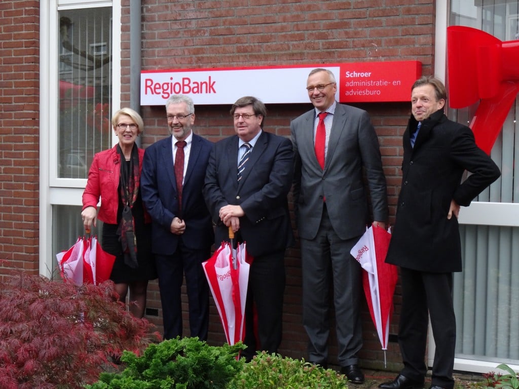 RegioBank gaat een serviceloket met pinautomaat openen in vestigingen van winkelbedrijf Spar. Voorlopig gebeurt dat als proef in Spar-winkels in vijf dorpen in dunbevolkte regio's. Welke dat zijn, wordt later bekend. Als het een succes wordt, volgend meer dorpen. RegioBank stapt daarmee in het gat dat met name de Rabobank achterlaat. De Rabobank was altijd sterk vertegenwoordigd op het platteland, maar is op dit moment druk bezig het aantal vestigingen sterk terug te brengen. In 2013 had de Rabobank nog ruim 800 kantoren. In 2016 zullen er daar nog maar 400 van over zijn. Het doel van RegioBank is de dorpsbewoners dichtbij huis in staat te stellen geld te pinnen en bankzaken te regelen, aldus de partners. ,,Dat zijn belangrijke functies voor de leefbaarheid van een dorp, licht een woordvoerder van RegioBank, onderdeel van SNS, vrijdag toe. Minimaal één dagdeel in de week wordt de servicebalie bemand door een adviseur van RegioBank. Klanten kunnen bij deze servicebalie terecht voor vragen over sparen en betalen. ,,Beide organisaties laten hiermee zien actief te willen bijdragen aan de leefbaarheid in dorpen en kleine kernen in dunbevolkte plattelandsgebieden'', aldus de partners.