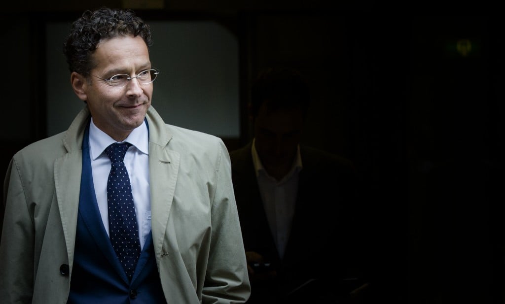 Regeringspartij VVD is kritisch op de nieuwe bankierseed die minister Dijsselbloem wil instellen voor een groot deel van de financiële sector. Dijsselbloem wil dat de eed voor 90.000 bankmedewerkers gaat gelden. VVD-Kamerlid Aukje de Vries vindt dit een "uitholling van de financiële sector." Tijdens het overleg in de Tweede Kamer vandaag stelde ze zich ook op als tegenstander van de betrouwbaarheidstoests. De Vries meent dat Dijsselbloem ,,te gemakkelijk'' voorbij gaat aan de kritiek van de Raad van State op zijn wetsvoorstel. De Vries vreest dat de bankierseed te belastend is voor kleine ondernemingen in de financiële sector, zoals adviesbureaus. Ze wil ook weten of de eed of belofte ook gaat gelden voor mensen die bij een call center van een bank alleen maar informatie verstrekken, maar klanten niet adviseren. De PvdA staat wel vierkant achter de plannen haar minister. PvdA Kamerlid Henk Nijboer ziet de bankierseed als een middel om de moraal in de financiële wereld te verbeteren.Hij is het in het geheel niet eens met kritiek van de Raad van State op het tuchtrecht en de eed. Kritiek Raad van State: Uitbreiding tuchtrecht financiële sector onnodig De Raad van State stelde vorige week dat het niet nodig is om het tuchtrecht in de financiële sector wettelijk te verplichten. Datzelfde geldt voor de uitbreiding van de eed naar 90.000 medewerkers. Ook vreest zij dat de eedaflegging met de uitbreiding zijn symbolische betekenis verliest. Dijsselbloem stelde in zijn antwoord dat de financiële sector zelf had gevraagd om wetgeving bij de eed en het tuchtrecht.