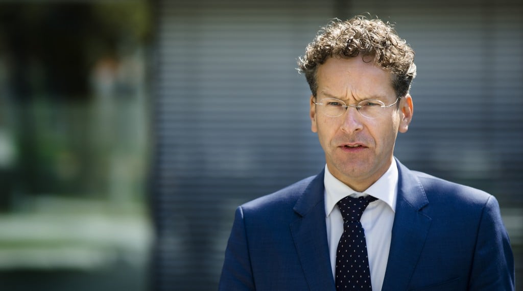 Er komen geen veranderingen in de Europese regels voor begrotingstekorten en staatsschulden. Dat geldt voor alle lidstaten, benadrukt eurogroepvoorzitter Jeroen Dijsselbloem. De regels staan en bieden voldoende flexibiliteit voor landen die het moeilijk hebben ze na te leven. Dat zei eurogroepvoorzitter Jeroen Dijsselbloem vrijdag in Milaan na afloop van het overleg met alle ministers van Financiën van de eurolanden. Volgens Dijsselbloem onderstrepen alle eurolanden dit. Woensdag gooide de Franse minister van Financiën Michel Sapin de knuppel in het hoenderhok door te stellen dat Parijs zich niet kan houden aan de Europese regels. In 2015 moet het begrotingstekort zijn teruggebracht onder de Europese norm van 3 procent, maar dat gaat Frankrijk niet halen, zo lijkt het nu.