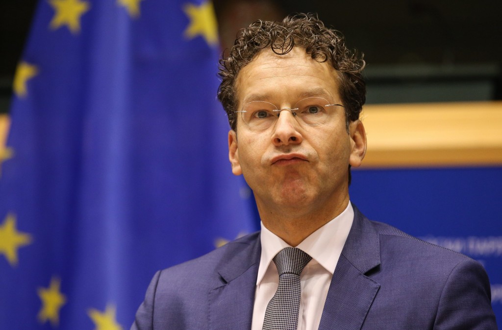 Frankrijk en Italië zouden meer structurele hervormingen moeten doorvoeren. Dat zei eurogroepvoorzitter Jeroen Dijsselbloem donderdag in het Europees Parlement in Brussel. ,,Er zijn landen die veel meer hadden kunnen doen¨, zei hij, doelend op deze twee landen. Dijsselbloem sprak wel zijn vertrouwen uit dat Rome en Parijs de handschoen opnemen en hier werk van gaan maken om zich te houden aan de Europese regels voor het begrotingstekort en staatsschulden. Frankrijk sluit ogen voor problemen Landen kunnen uitstel krijgen om de doelstellingen te halen, die flexibiliteit is ingebouwd in de regels. Frankrijk heeft al 2 jaar extra gekregen om het huishoudboekje op orde te krijgen. ,,Sommige denken dat als ze het woord flexibiliteit laten vallen, dat alle problemen verdwijnen. Dat is niet waar", zei Dijsselbloem. ECB kan niet alles oplossen Er wordt volgens Dijsselbloem soms te veel gekeken naar de Europese Centrale Bank (ECB) om met dé oplossing te komen voor problemen in de eurozone. Lees ook: 3 september: Fransen willen dat ECB meer doet en 9 andere dingen die je moet weten Monetair beleid door de ECB moet hand in hand gaan met hervormingsbeleid door landen, aldus de eurogroepvoorzitter. Alleen zo kan de economie gaan groeien en de werkloosheid omlaag. Dijsselbloem sprak over een nog broos herstel van de economie in de eurozone. Bovendien is het herstel ongelijk in de landen.